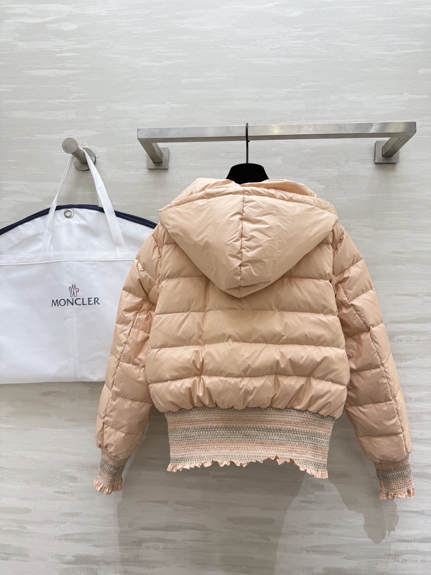 #Moncle♡²⁵秋冬新款 连帽打揽收腰羽绒服 打揽设计收腰有细节感 内里填充90白鸭绒保暖舒适 高品