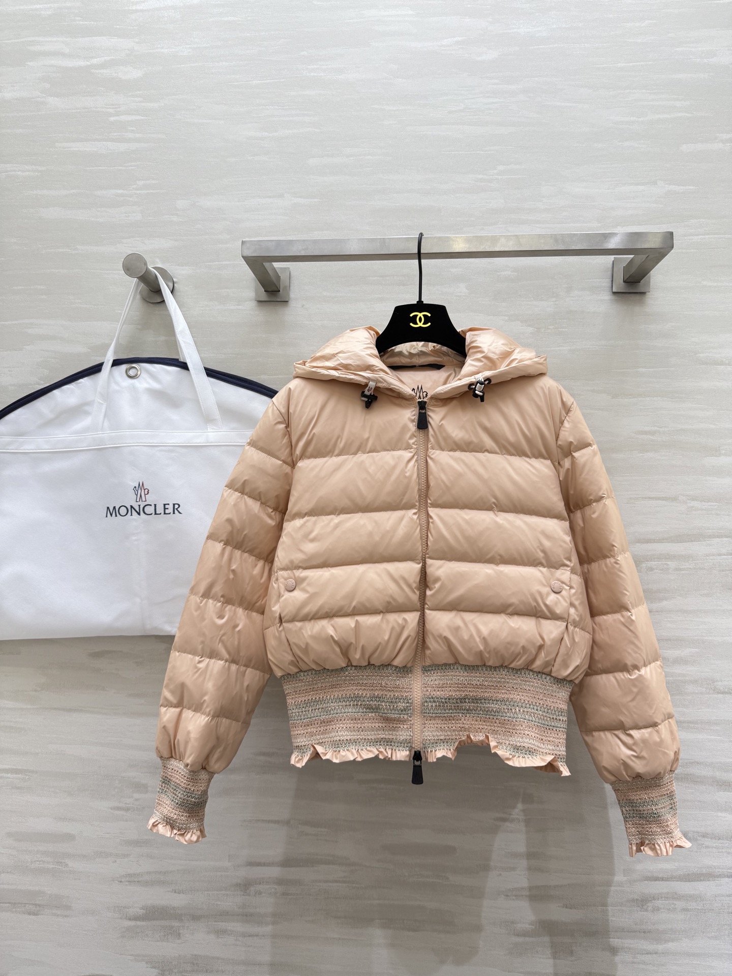 #Moncle♡²⁵秋冬新款 连帽打揽收腰羽绒服 打揽设计收腰有细节感 内里填充90白鸭绒保暖舒适 高品