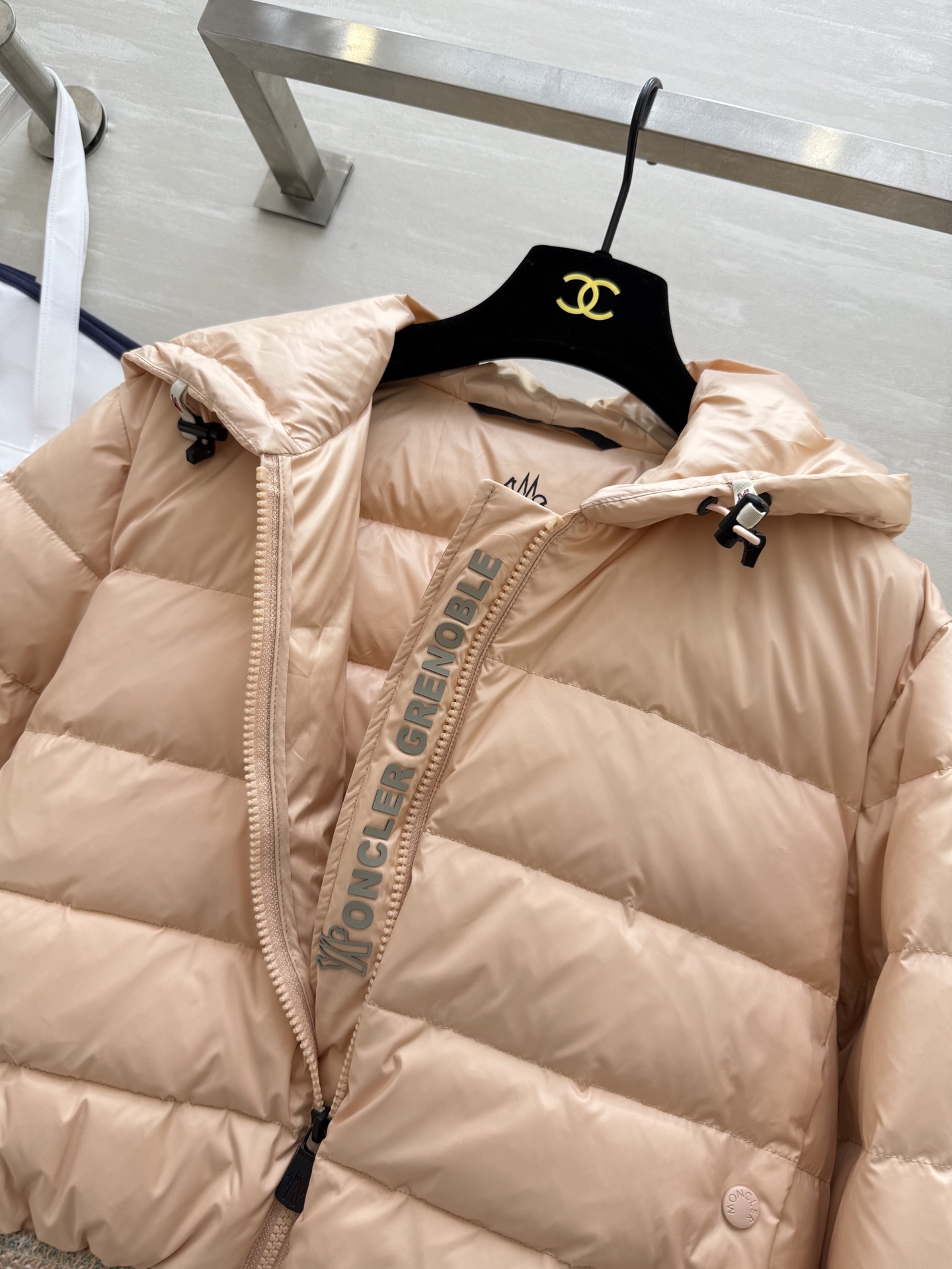 #Moncle♡²⁵秋冬新款 连帽打揽收腰羽绒服 打揽设计收腰有细节感 内里填充90白鸭绒保暖舒适 高品