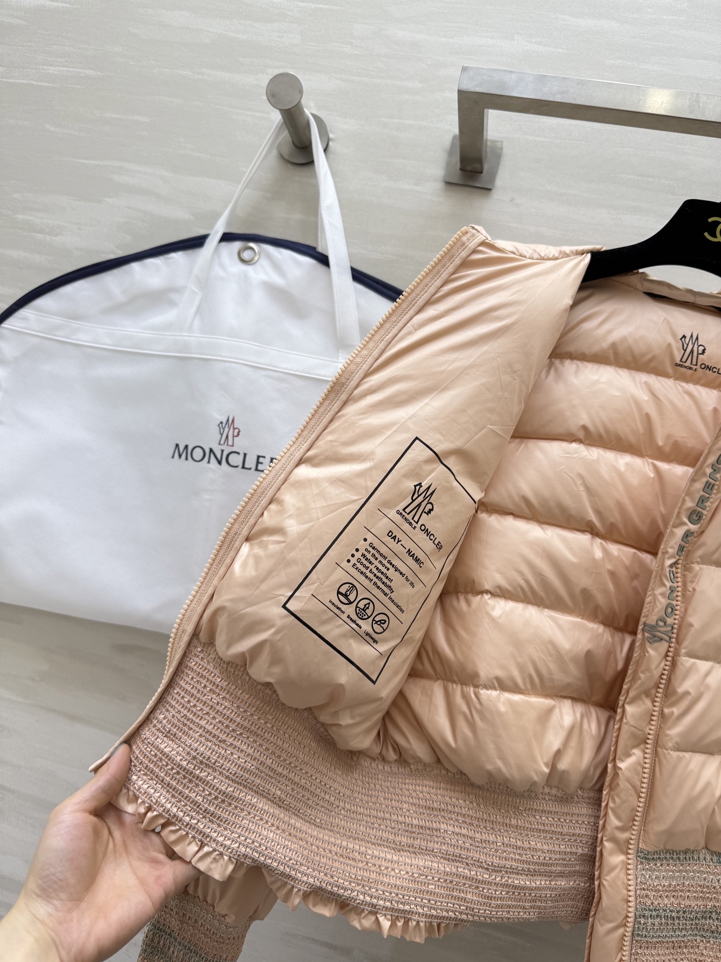 #Moncle♡²⁵秋冬新款 连帽打揽收腰羽绒服 打揽设计收腰有细节感 内里填充90白鸭绒保暖舒适 高品