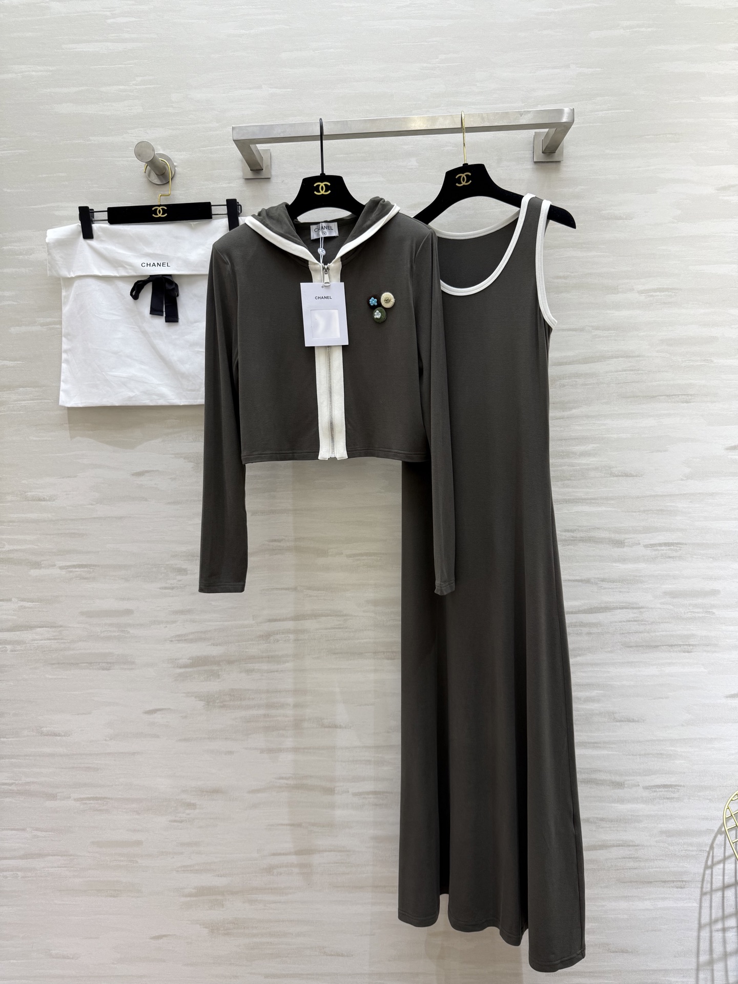 NO:563082,#Chane Hooded Jacket Vest Long Skirt Two-piece Wool Suit Vest Long Skirt Slim-fitting Customized wool blend fabric is skin-friendly and comfortable High-quality customization Available in stock first sizeS/M/L/XL (M size coat shoulder width 41, bust 104, length 45, suspender bust 80, skirt length 130),,chanel,skirts,jackets & coats,hats,alexander wang19860909#Chane连帽外套背心长裙两件套羊毛套装 背心长裙修身显瘦 定制羊毛混纺面料亲肤舒适 高品质定制 现货首发sizeS/M/L/XL（M码外套肩宽41,胸围104,衣长45,吊带胸围80,裙长130）,,chanel,skirts,jackets & coats,hats,alexander wang,Women's clothing