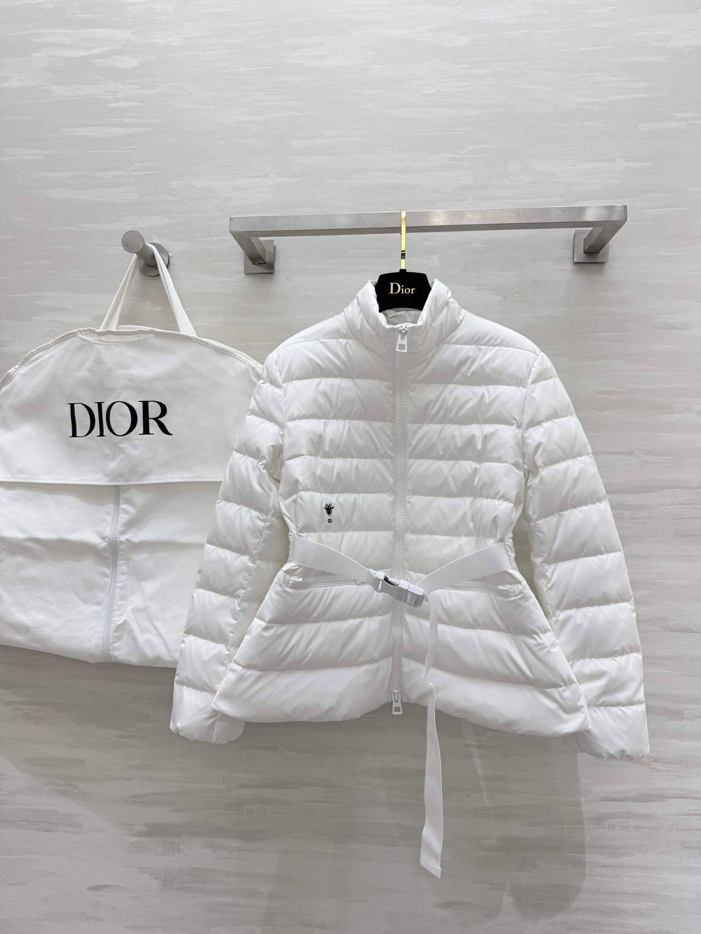 NO:563045,Comes with dust bag #DIO new autumn and winter stand-up collar waisted down jacket, 90% white duck down filling inside, high quality, available in stock, sizes S/M/L (S size shoulder width 40, chest 96, length 59),, dior, down jacket, alexander wang19860909配防尘袋#DIO秋冬新款 立领收腰羽绒服 内里90白鸭绒填充 高品质 现货来sizeS/M/L（s码肩宽40,胸围96,衣长59）,,dior,down jacket,alexander wang,Women's clothing