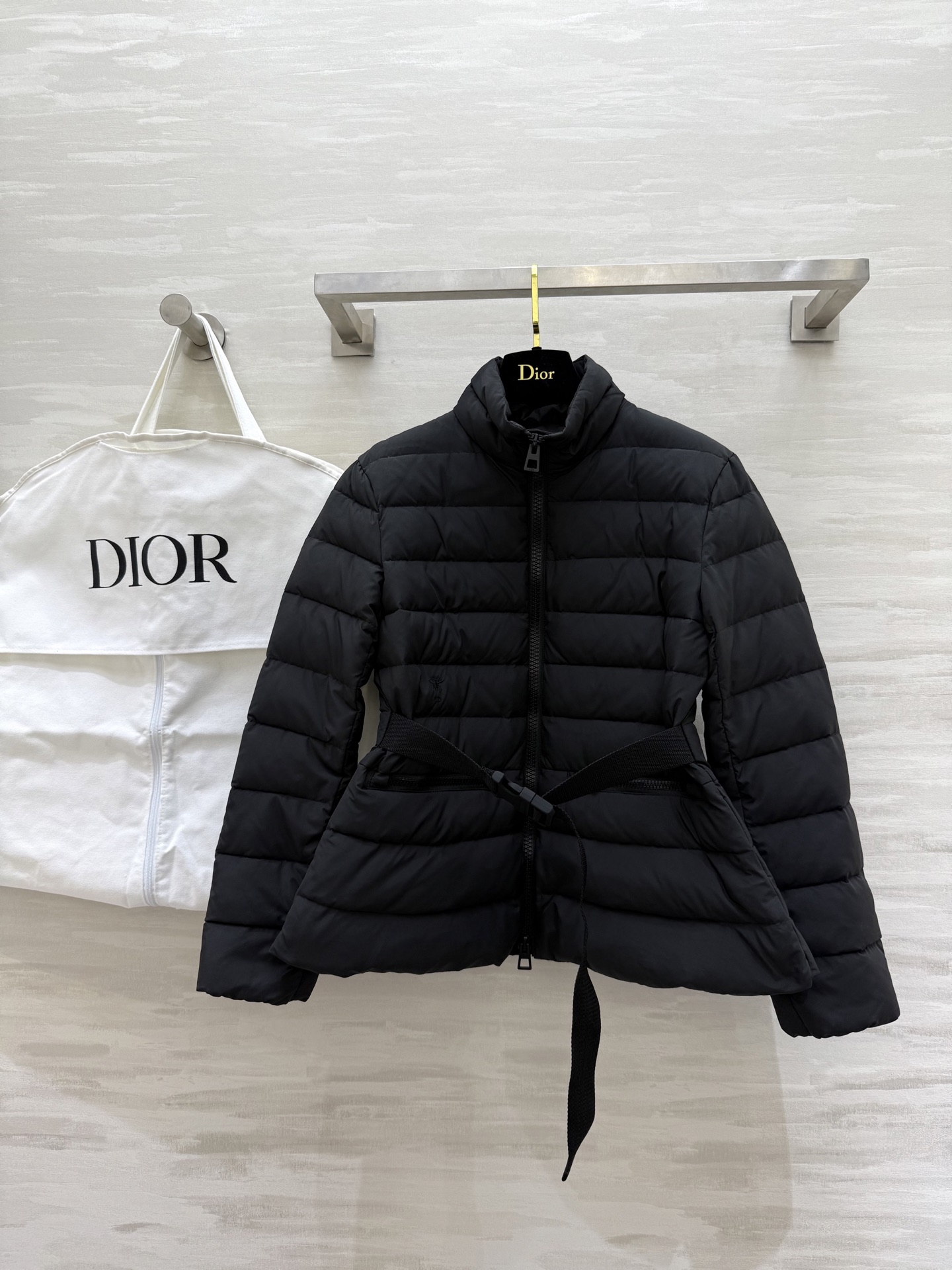 NO:563055,Comes with dust bag #DIO new autumn and winter stand-up collar waisted down jacket, 90% white duck down filling inside, high quality, available in stock, sizes S/M/L (S size shoulder width 40, chest 96, length 59),, dior, down jacket, alexander wang19860909配防尘袋#DIO秋冬新款 立领收腰羽绒服 内里90白鸭绒填充 高品质 现货来sizeS/M/L（s码肩宽40,胸围96,衣长59）,,dior,down jacket,alexander wang,Women's clothing