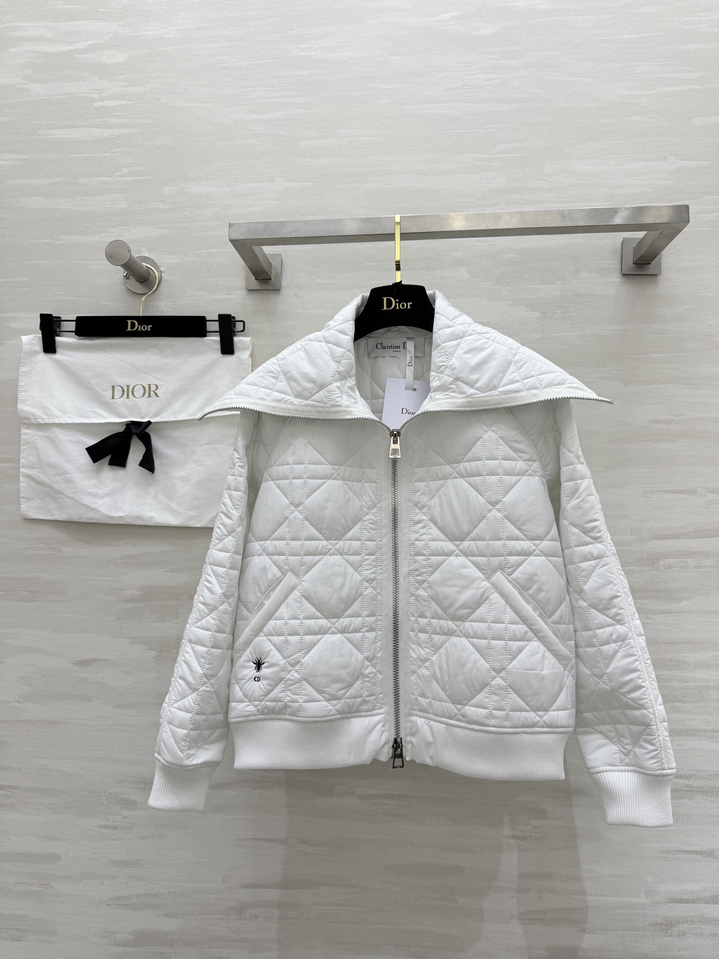 NO:564108,#DIO autumn and winter new style old money style outfit large lapel design Princess Diana plaid quilted jacket heavy industry CD bee embroidery embellishment high quality ready stock first sizeS/M/L (S size bust 100, length 52, dior, jackets & coats, alexander wang19860909#DIO秋冬新款 老钱风穿搭 大翻领设计戴妃格纹夹棉外套 重工CD蜜蜂刺绣点缀 高品质 现货首发sizeS/M/L（s码胸围100,衣长52,,dior,jackets & coats,alexander wang,Women's clothing