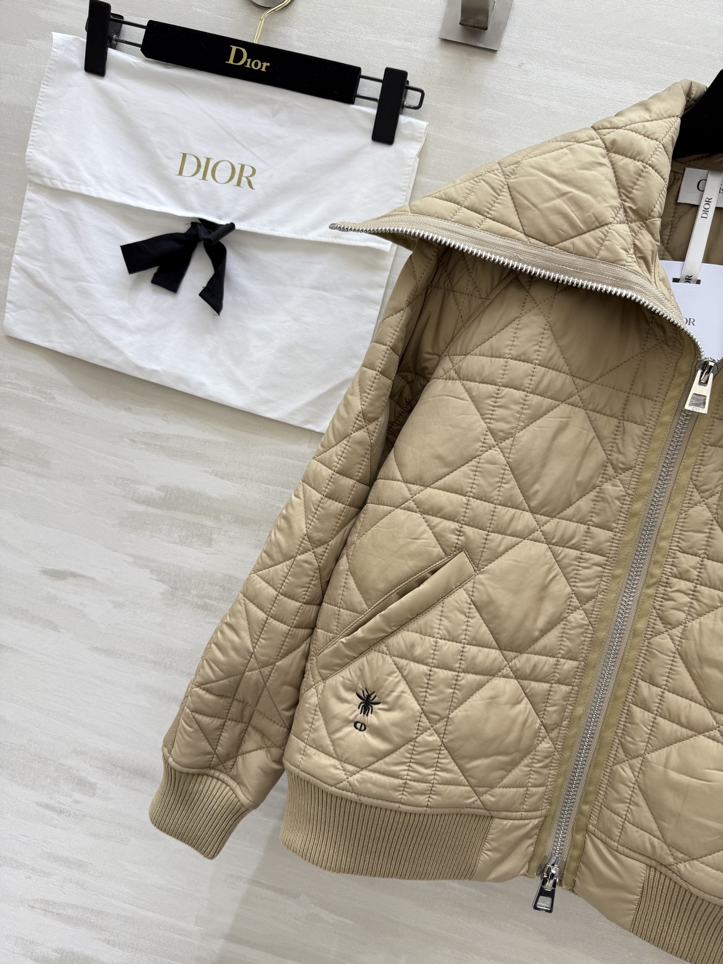 #DIO♡²⁵秋冬新款 老钱风穿搭 大翻领设计戴妃格纹夹棉外套 重工CD蜜蜂🐝刺绣点缀🪡 高品质 现货首