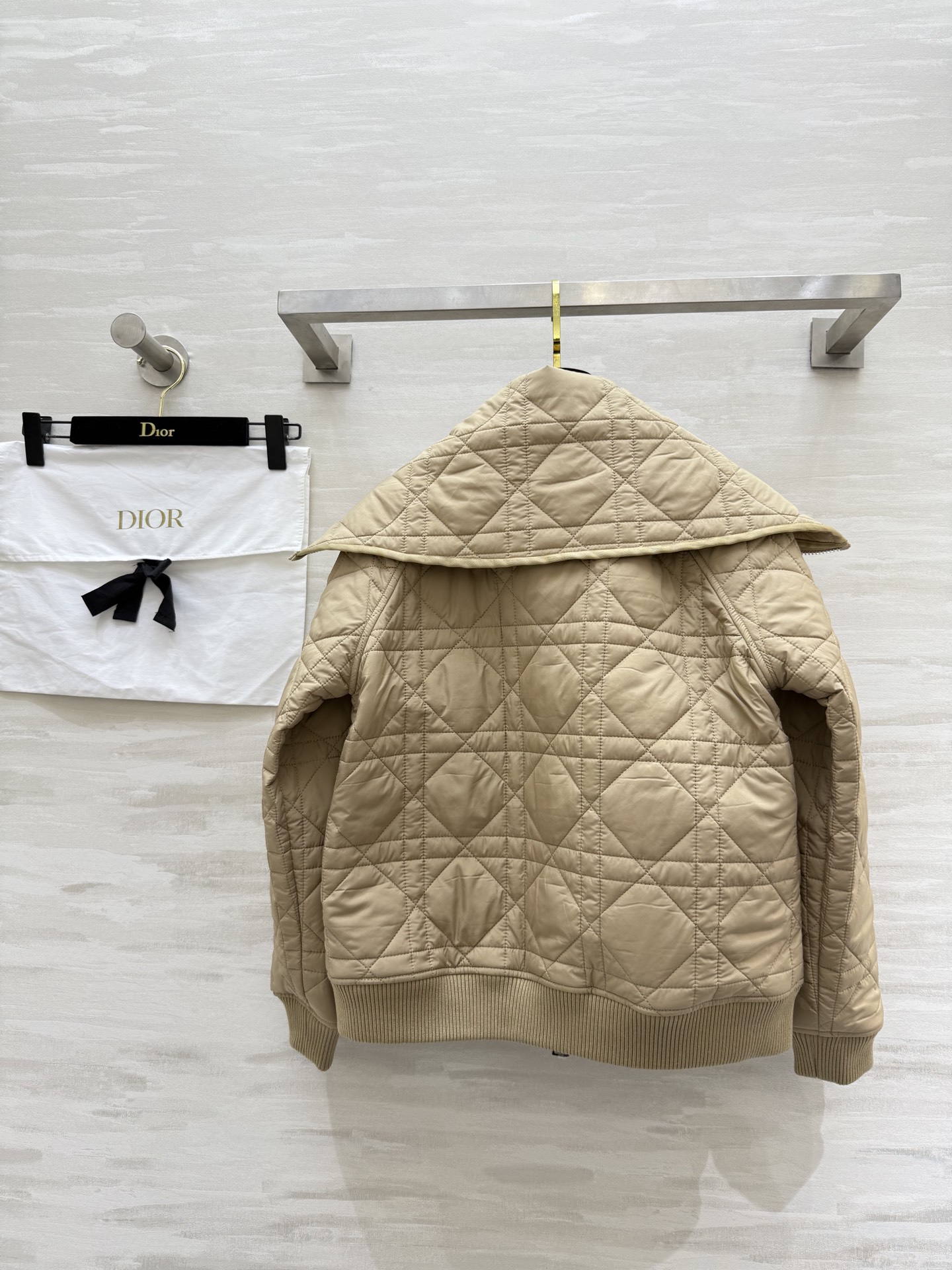 #DIO♡²⁵秋冬新款 老钱风穿搭 大翻领设计戴妃格纹夹棉外套 重工CD蜜蜂🐝刺绣点缀🪡 高品质 现货首