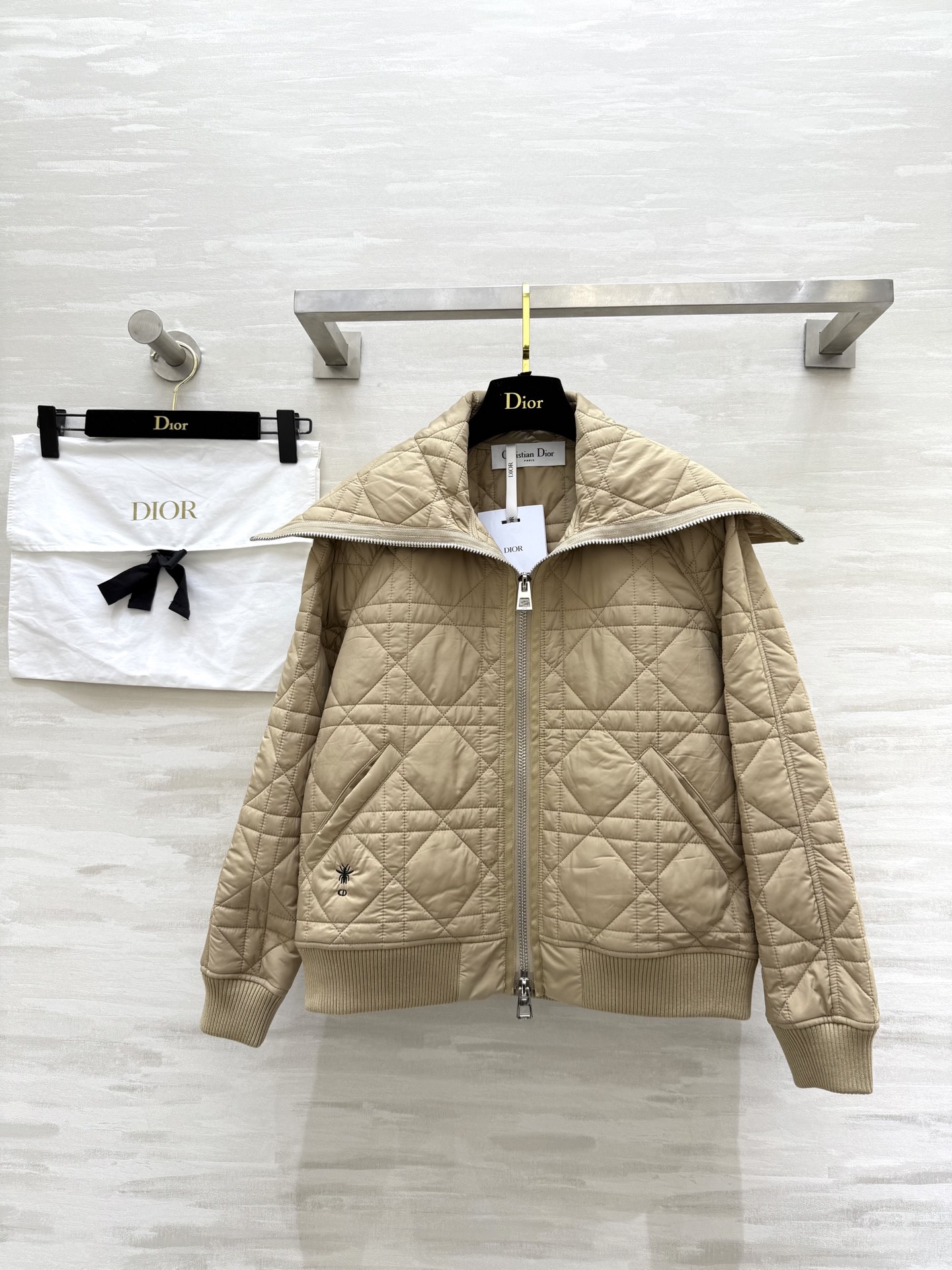 NO:564122,#DIO autumn and winter new style old money style outfit large lapel design Princess Diana plaid quilted jacket heavy industry CD bee embroidery embellishment high quality ready stock first sizeS/M/L (S size bust 100, length 52),, dior, jackets & coats, alexander wang19860909#DIO秋冬新款 老钱风穿搭 大翻领设计戴妃格纹夹棉外套 重工CD蜜蜂刺绣点缀 高品质 现货首发sizeS/M/L（s码胸围100,衣长52）,,dior,jackets & coats,alexander wang,Women's clothing