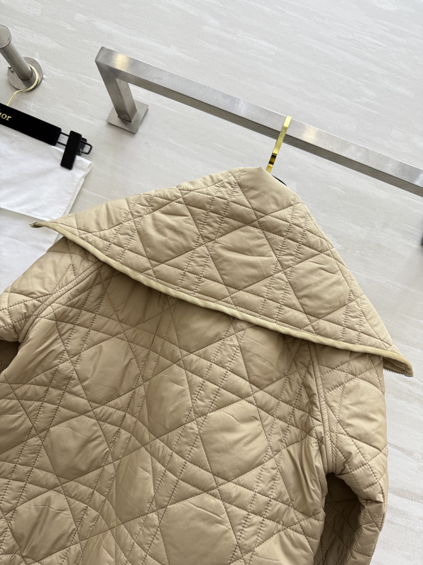 #DIO♡²⁵秋冬新款 老钱风穿搭 大翻领设计戴妃格纹夹棉外套 重工CD蜜蜂🐝刺绣点缀🪡 高品质 现货首