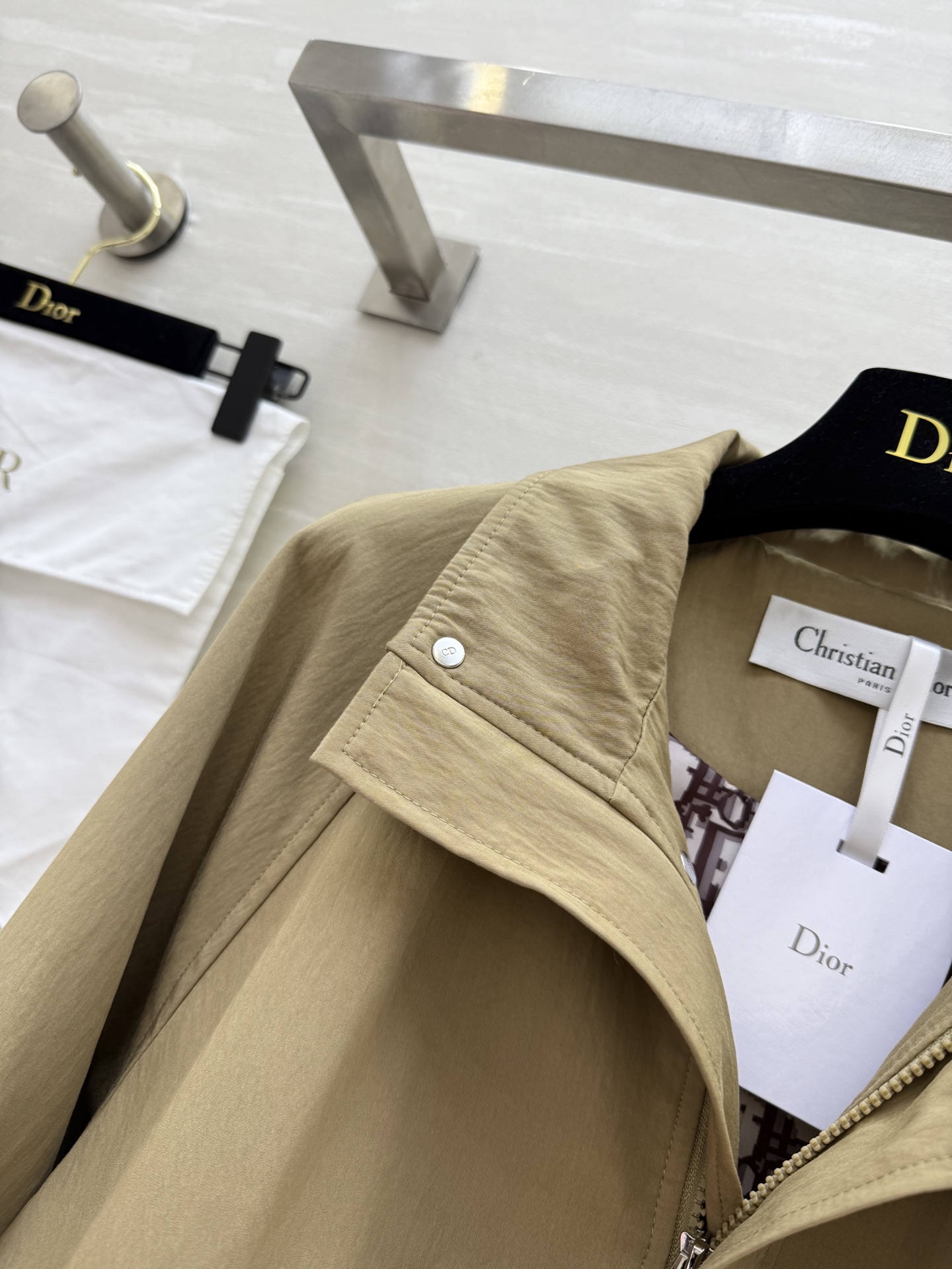 #DIO♡²⁵秋冬新款 立领收腰外套 腰部内里抽绳收腰显瘦 开模定制五金挂件 重工CD蜜蜂🐝刺绣点缀 高