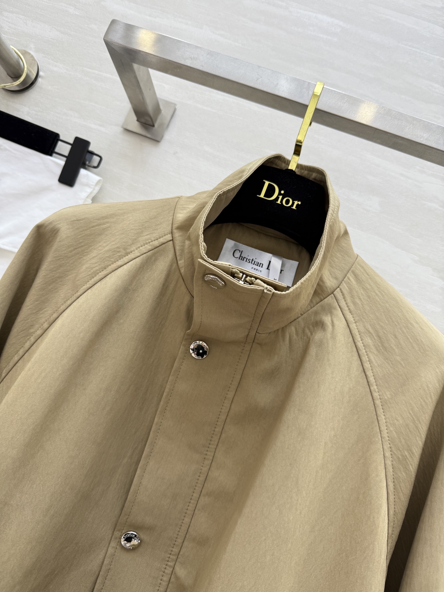 #DIO♡²⁵秋冬新款 立领收腰外套 腰部内里抽绳收腰显瘦 开模定制五金挂件 重工CD蜜蜂🐝刺绣点缀 高