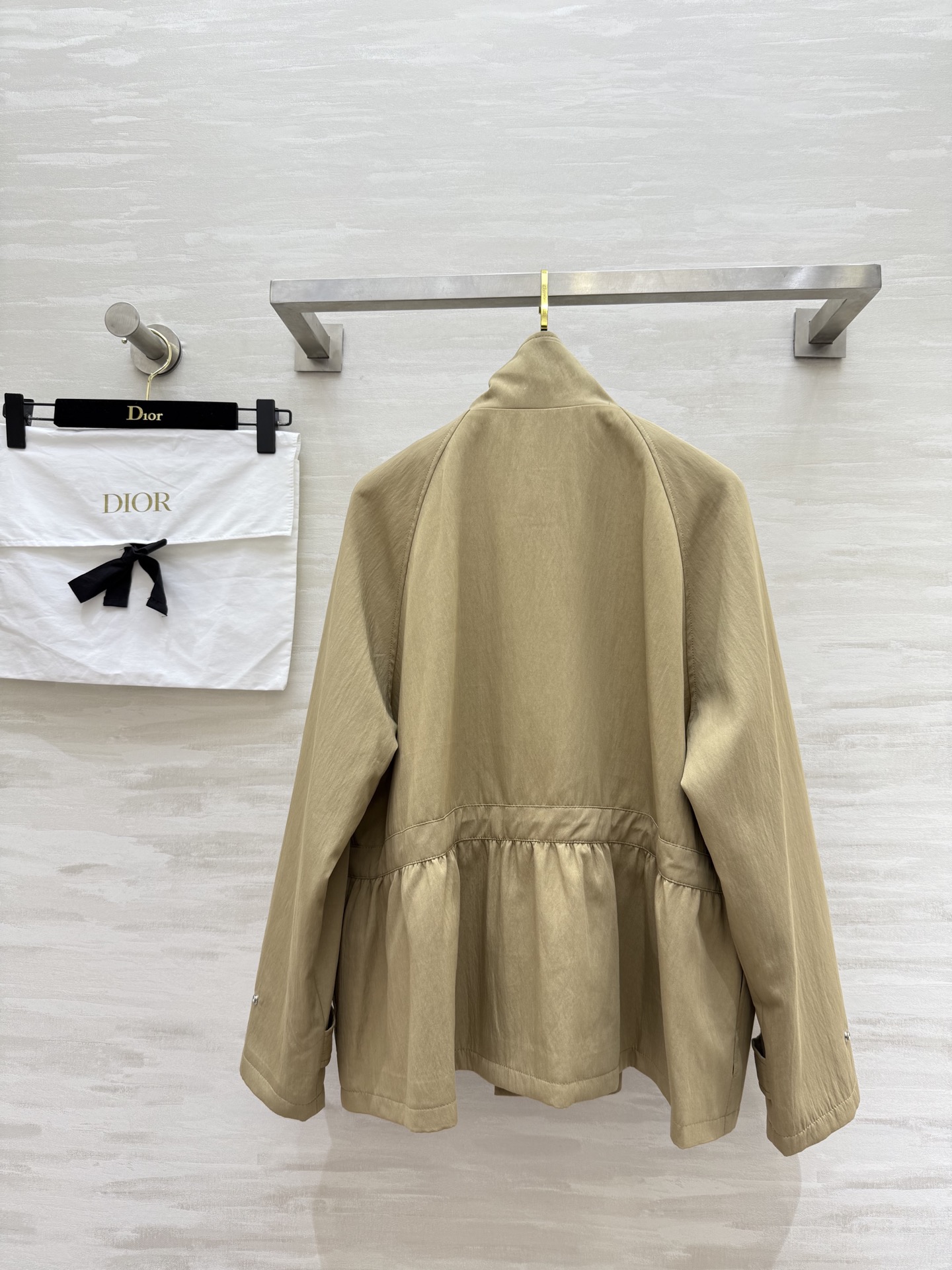 #DIO♡²⁵秋冬新款 立领收腰外套 腰部内里抽绳收腰显瘦 开模定制五金挂件 重工CD蜜蜂🐝刺绣点缀 高