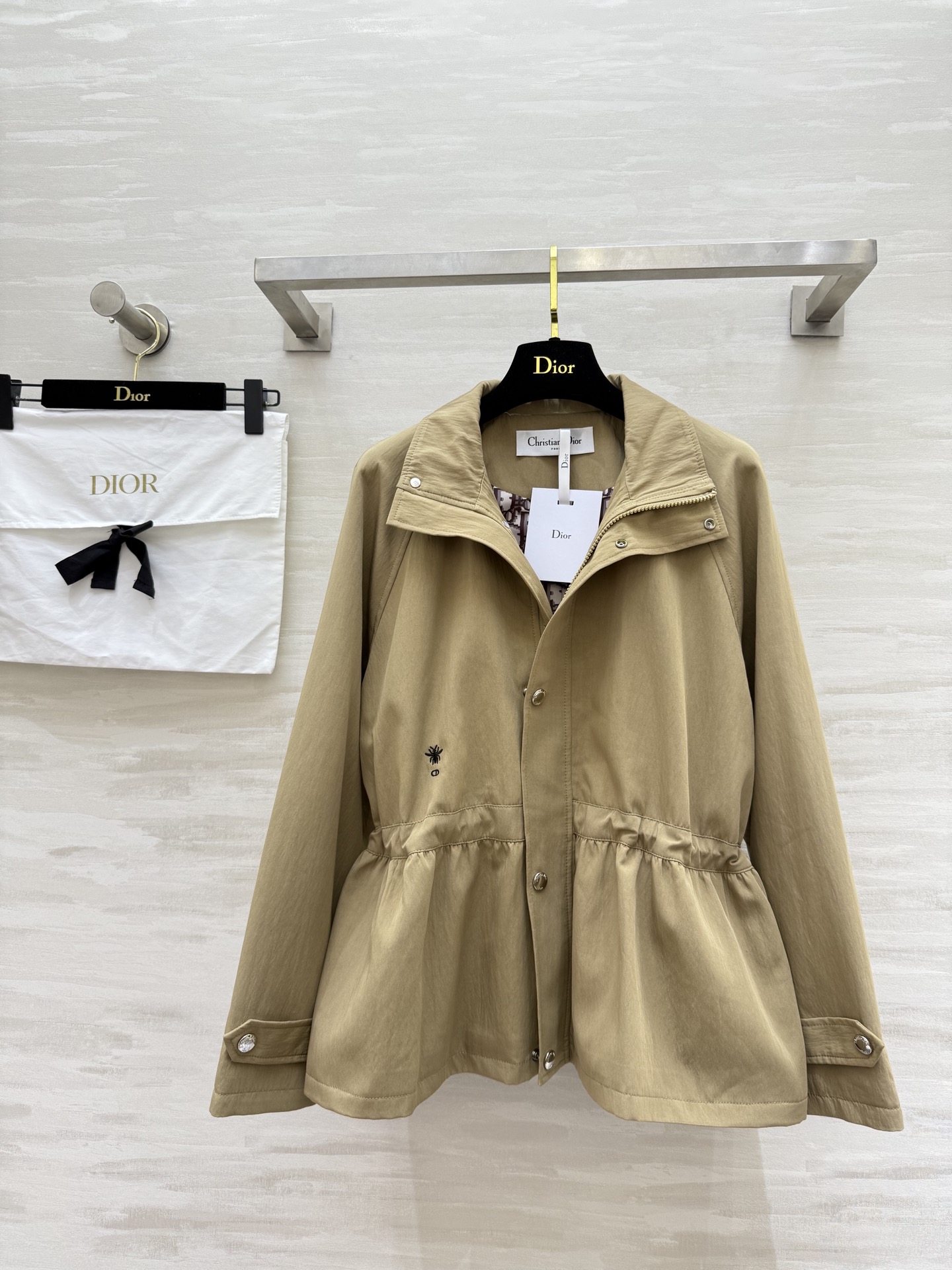 #DIO♡²⁵秋冬新款 立领收腰外套 腰部内里抽绳收腰显瘦 开模定制五金挂件 重工CD蜜蜂🐝刺绣点缀 高