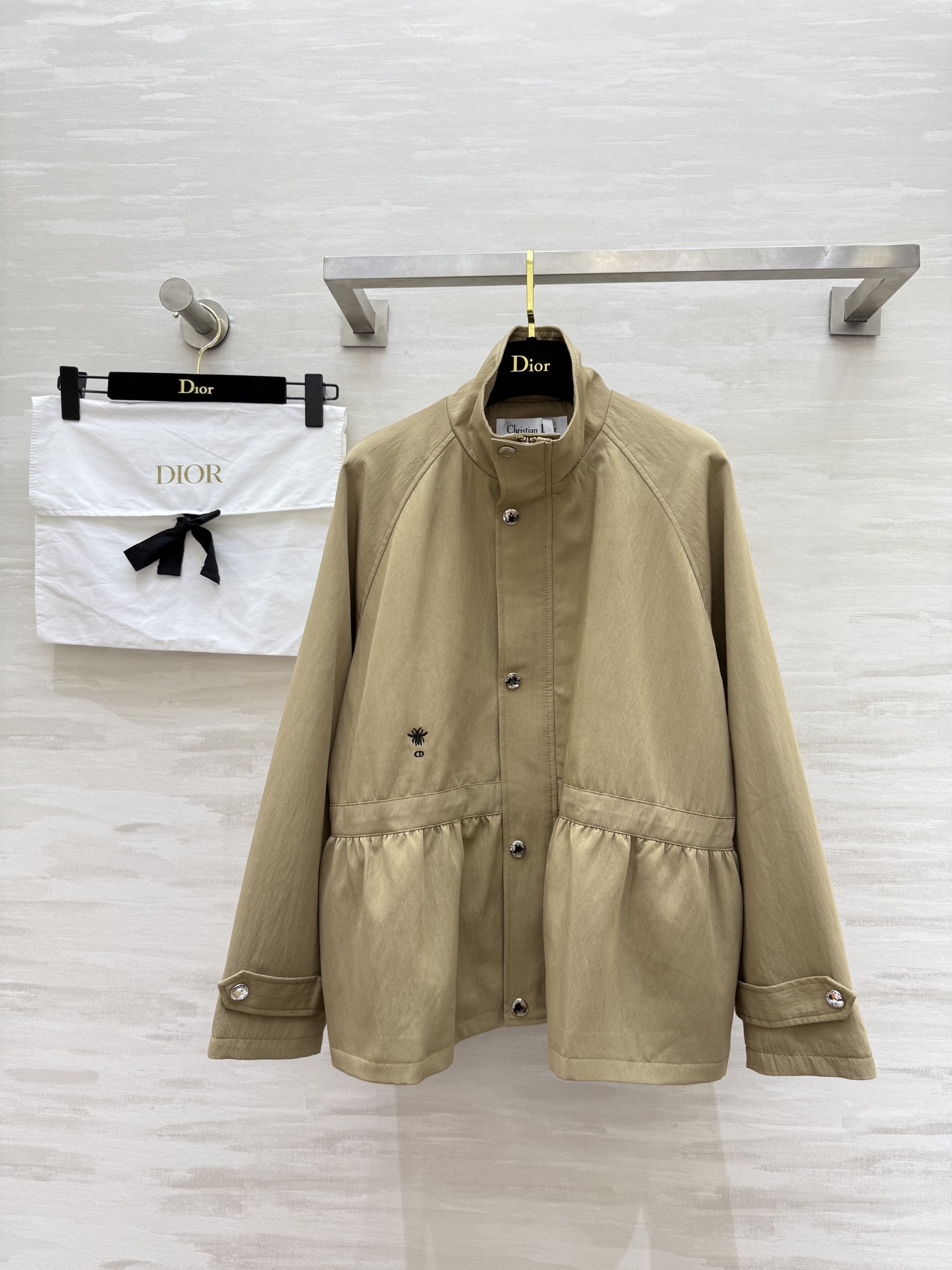 NO:564135,#DIO Autumn and Winter New Style Stand-up Collar Waist Jacket Drawstring inside the waist to slim the waist Customized molded hardware pendant Heavy industry CD bee embroidery embellishment High quality Ready for sale first sizeS/M/L (S size bust 106, length 62),, dior, jackets & coats, alexander wang19860909#DIO秋冬新款 立领收腰外套 腰部内里抽绳收腰显瘦 开模定制五金挂件 重工CD蜜蜂刺绣点缀 高品质 现货首发sizeS/M/L（s码胸围106,衣长62）,,dior,jackets & coats,alexander wang,Women's clothing