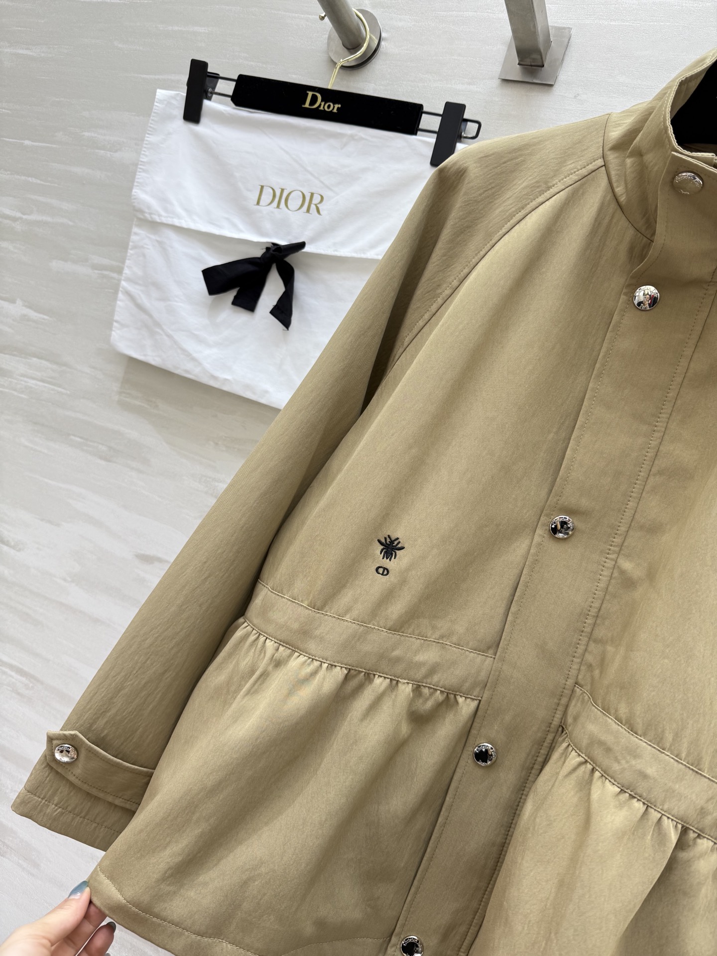 #DIO♡²⁵秋冬新款 立领收腰外套 腰部内里抽绳收腰显瘦 开模定制五金挂件 重工CD蜜蜂🐝刺绣点缀 高