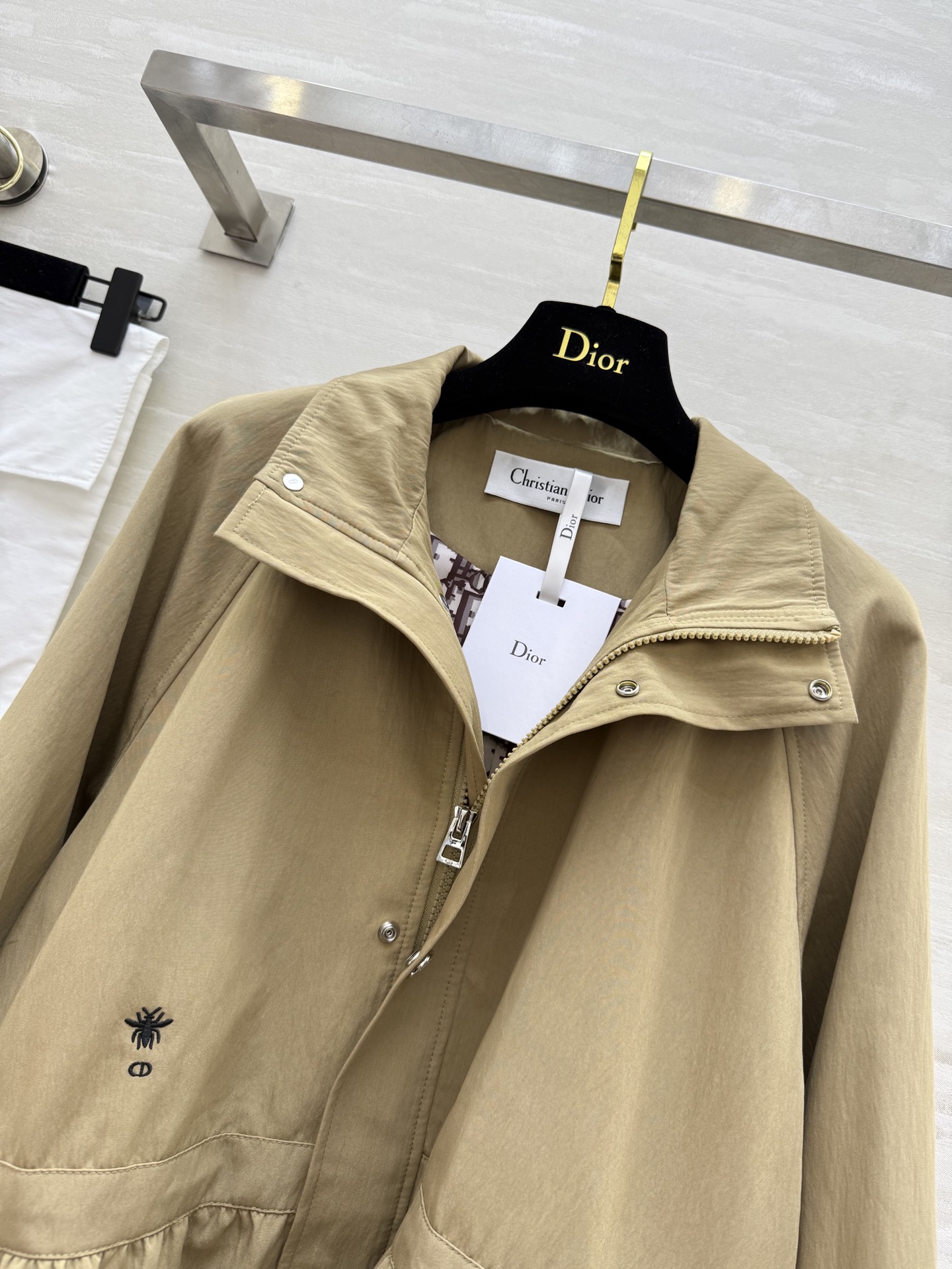 #DIO♡²⁵秋冬新款 立领收腰外套 腰部内里抽绳收腰显瘦 开模定制五金挂件 重工CD蜜蜂🐝刺绣点缀 高