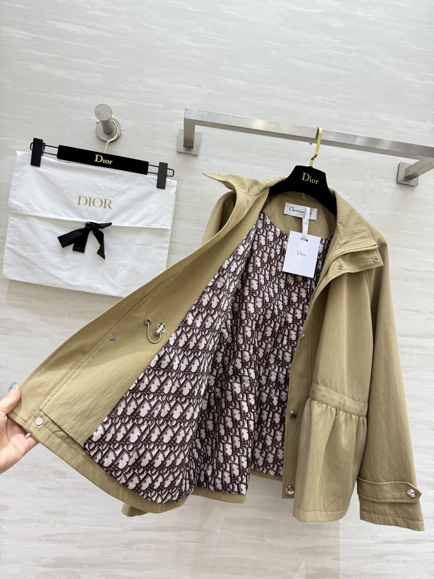 #DIO♡²⁵秋冬新款 立领收腰外套 腰部内里抽绳收腰显瘦 开模定制五金挂件 重工CD蜜蜂🐝刺绣点缀 高