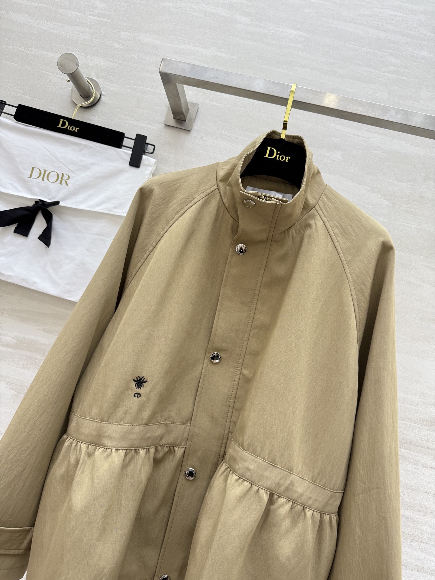 #DIO♡²⁵秋冬新款 立领收腰外套 腰部内里抽绳收腰显瘦 开模定制五金挂件 重工CD蜜蜂🐝刺绣点缀 高