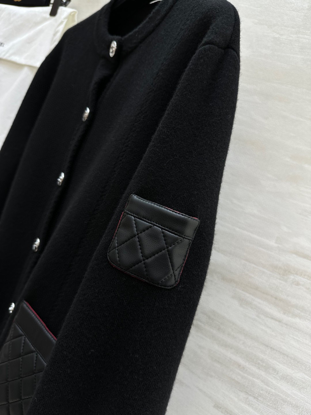 #Chane♡²⁵B小羊皮拼皮羊绒开衫 口袋内衬真丝 张钧甯同款 口袋袖口菱格小羊皮材质 开模定制五金纽
