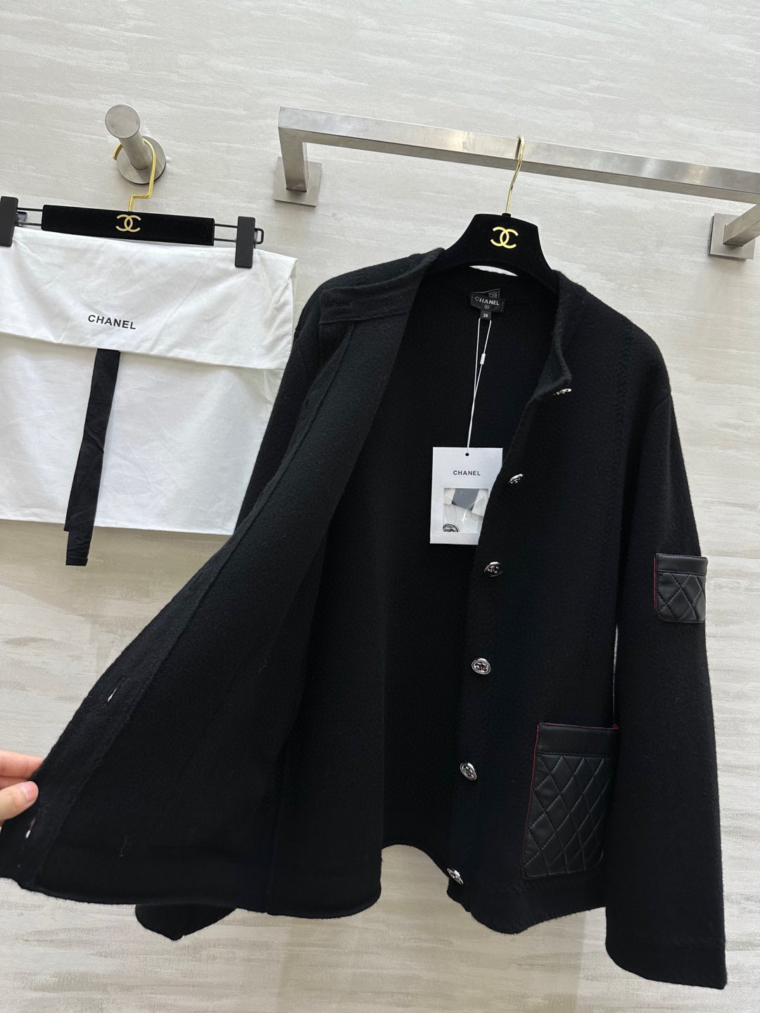 #Chane♡²⁵B小羊皮拼皮羊绒开衫 口袋内衬真丝 张钧甯同款 口袋袖口菱格小羊皮材质 开模定制五金纽