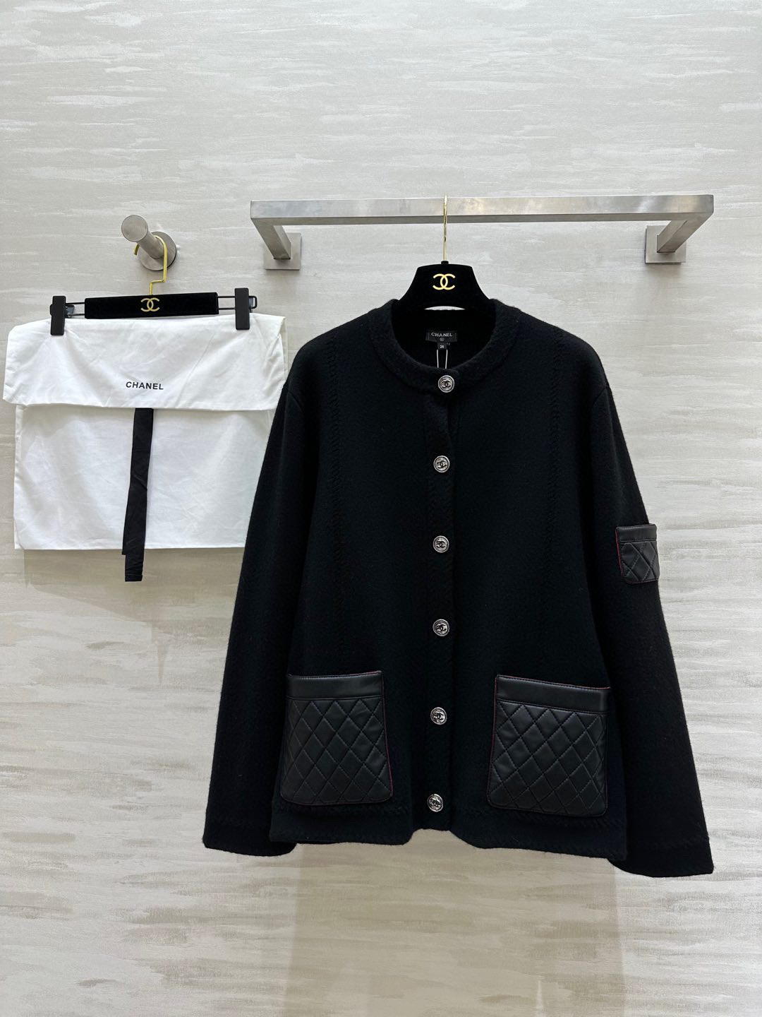 NO:564148,Comes with dust bag #ChaneB lambskin and cashmere cardigan Pockets lined with silk Same style as Zhang Junning Pockets and cuffs made of rhombus lambskin Custom molded hardware buttons Delivered in white dust bag of the same version as yours High quality open version Available in stock first size 36/38/40,,chanel,sheepskin,real silk,alexander wang19860909配防尘袋#ChaneB小羊皮拼皮羊绒开衫 口袋内衬真丝 张钧甯同款 口袋袖口菱格小羊皮材质 开模定制五金纽扣 配送贵贵同版白色防尘袋 高品质开版 现货首发size36/38/40,,chanel,sheepskin,real silk,alexander wang,Women's clothing