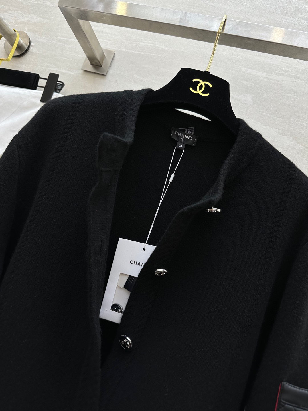 #Chane♡²⁵B小羊皮拼皮羊绒开衫 口袋内衬真丝 张钧甯同款 口袋袖口菱格小羊皮材质 开模定制五金纽