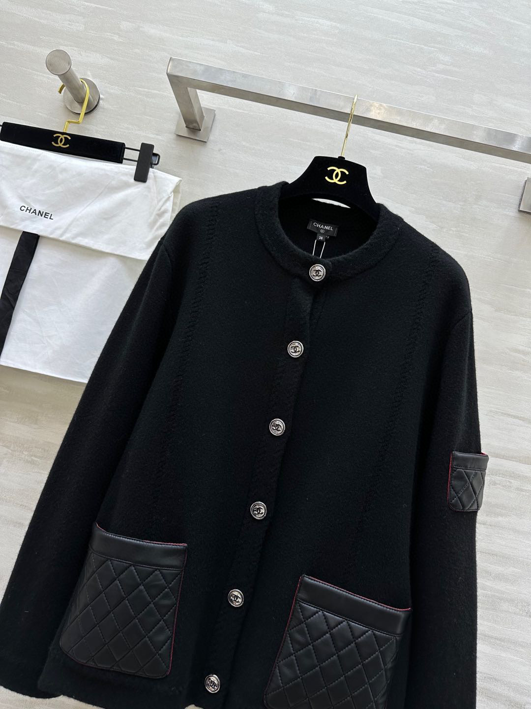 #Chane♡²⁵B小羊皮拼皮羊绒开衫 口袋内衬真丝 张钧甯同款 口袋袖口菱格小羊皮材质 开模定制五金纽