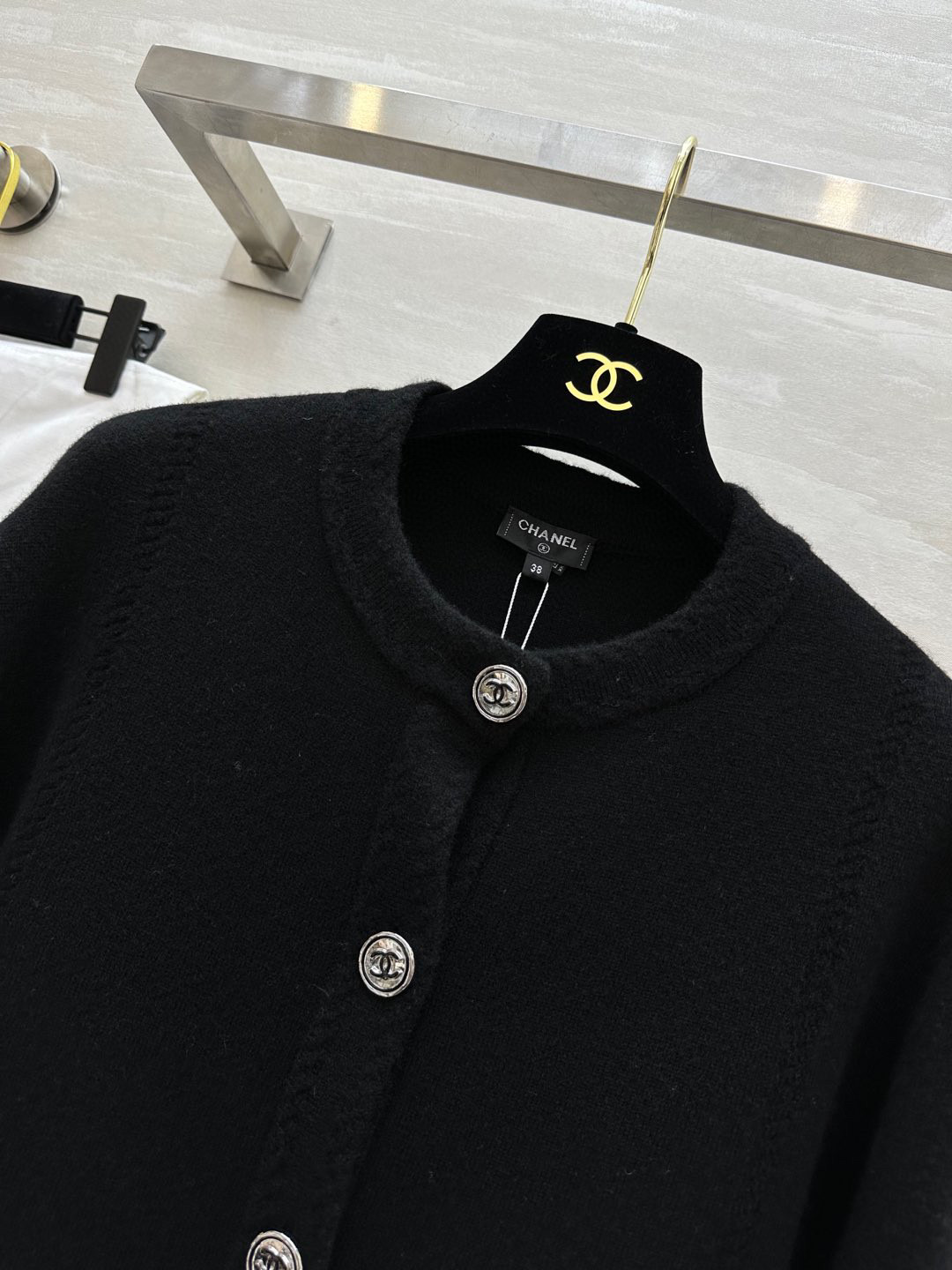 #Chane♡²⁵B小羊皮拼皮羊绒开衫 口袋内衬真丝 张钧甯同款 口袋袖口菱格小羊皮材质 开模定制五金纽