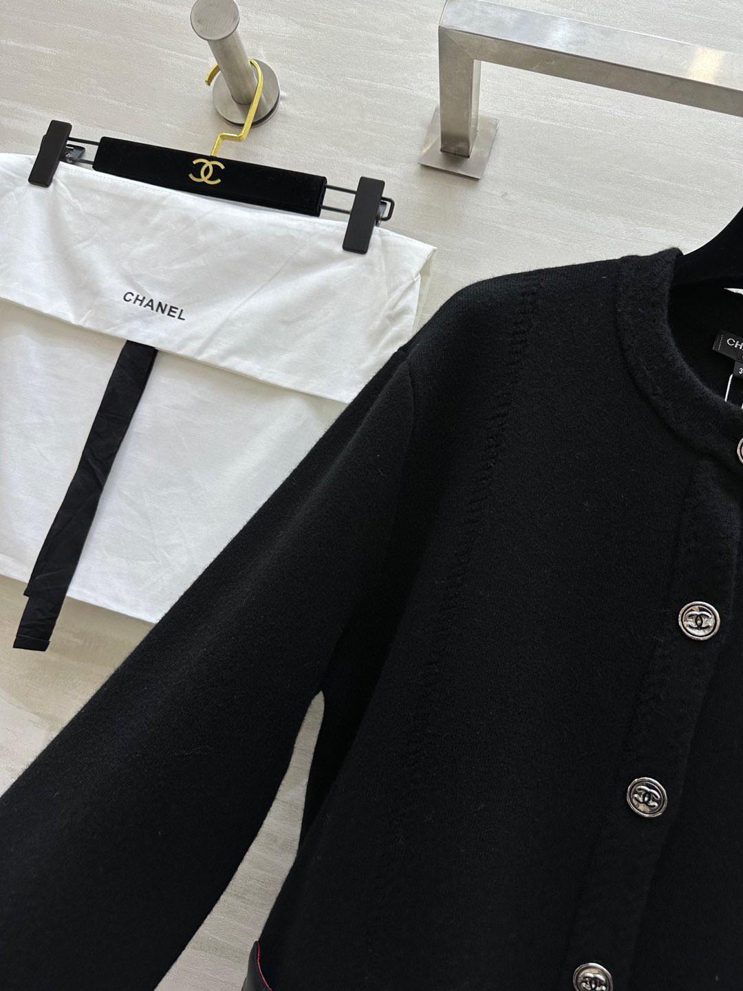 #Chane♡²⁵B小羊皮拼皮羊绒开衫 口袋内衬真丝 张钧甯同款 口袋袖口菱格小羊皮材质 开模定制五金纽