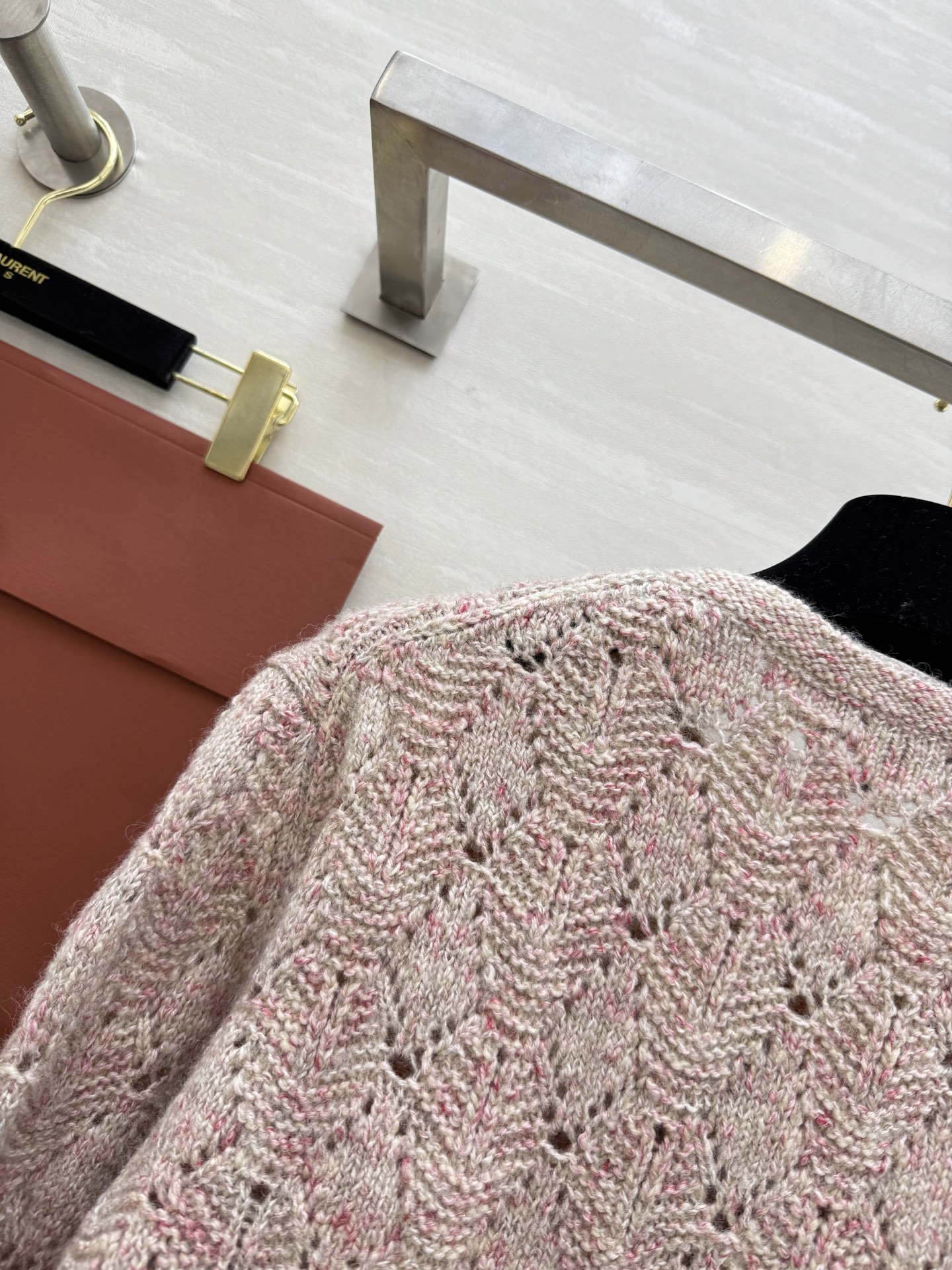 #Loro Pian♡²⁵早秋新款 粉色羊绒针织开衫 羊绒、真丝、亚麻混纺，柔软又透气 花线编织+镂空菱