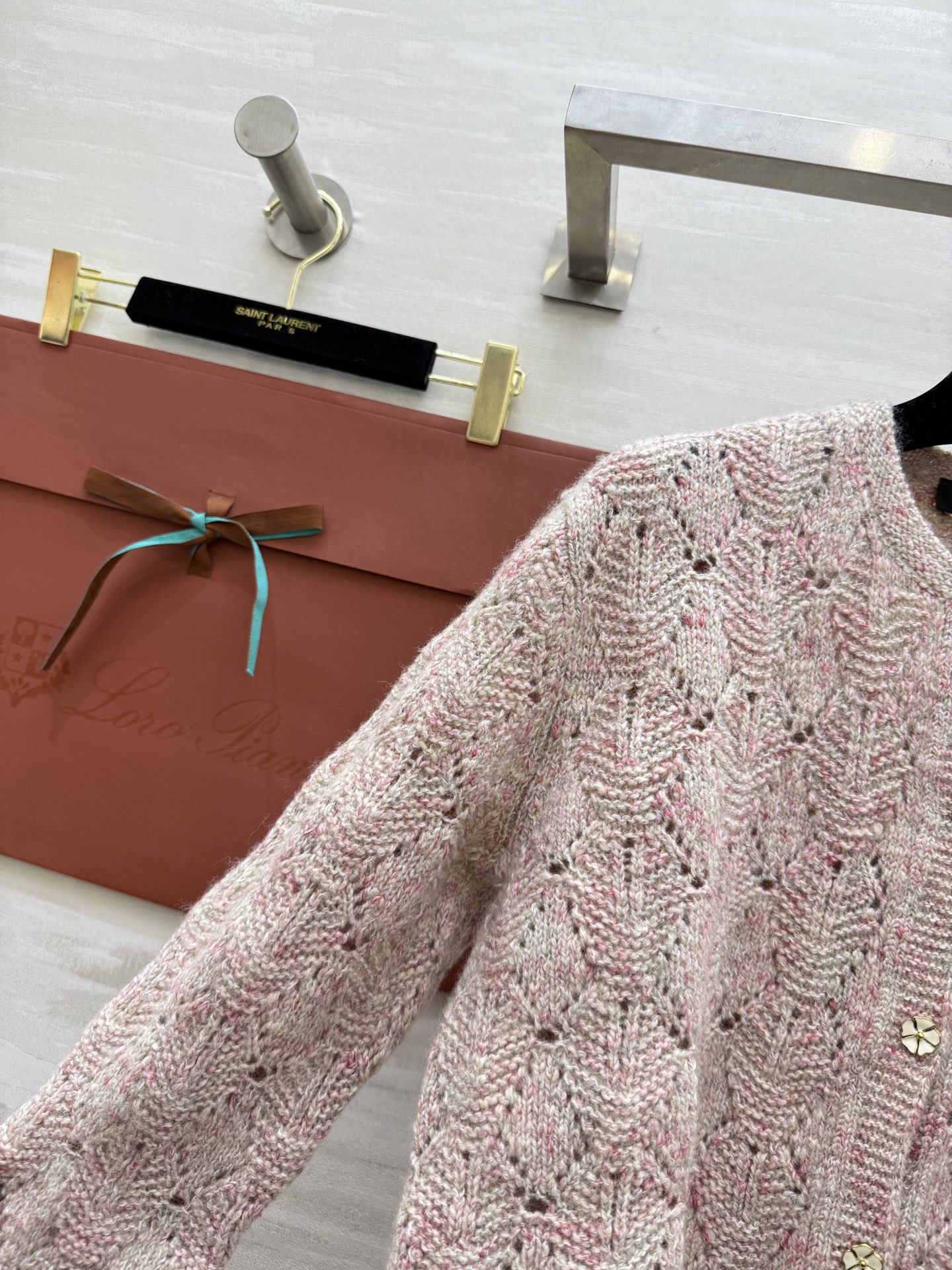 #Loro Pian♡²⁵早秋新款 粉色羊绒针织开衫 羊绒、真丝、亚麻混纺，柔软又透气 花线编织+镂空菱