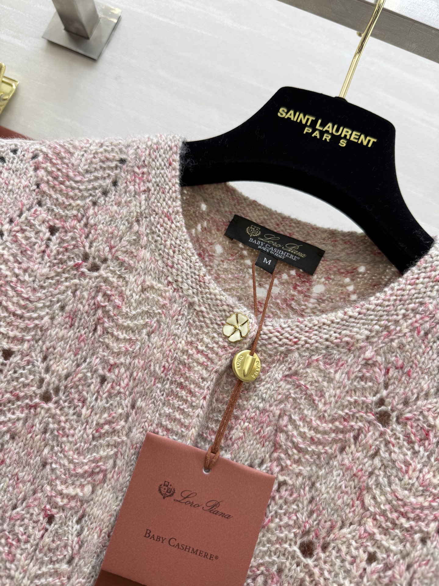 #Loro Pian♡²⁵早秋新款 粉色羊绒针织开衫 羊绒、真丝、亚麻混纺，柔软又透气 花线编织+镂空菱