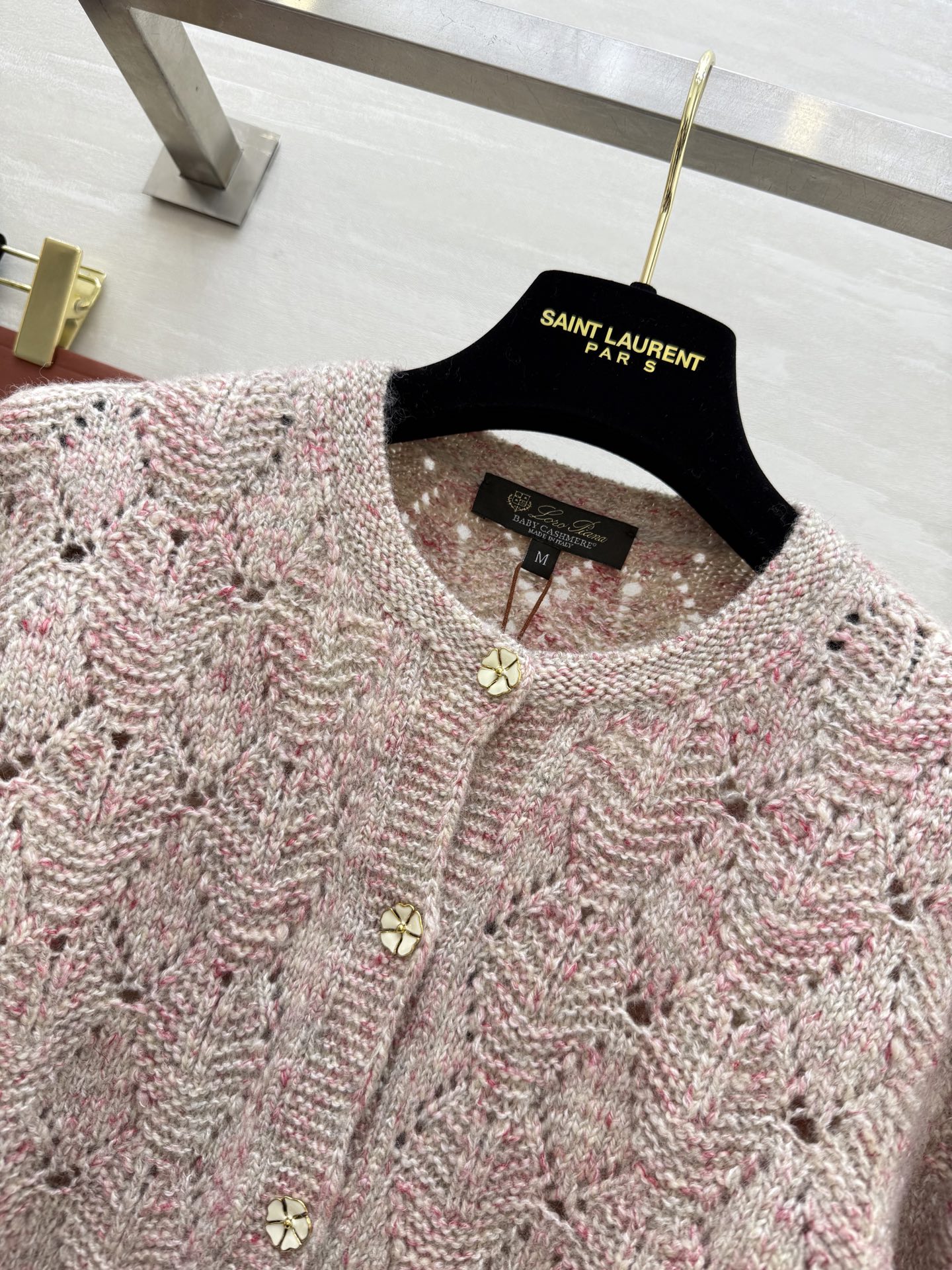 #Loro Pian♡²⁵早秋新款 粉色羊绒针织开衫 羊绒、真丝、亚麻混纺，柔软又透气 花线编织+镂空菱