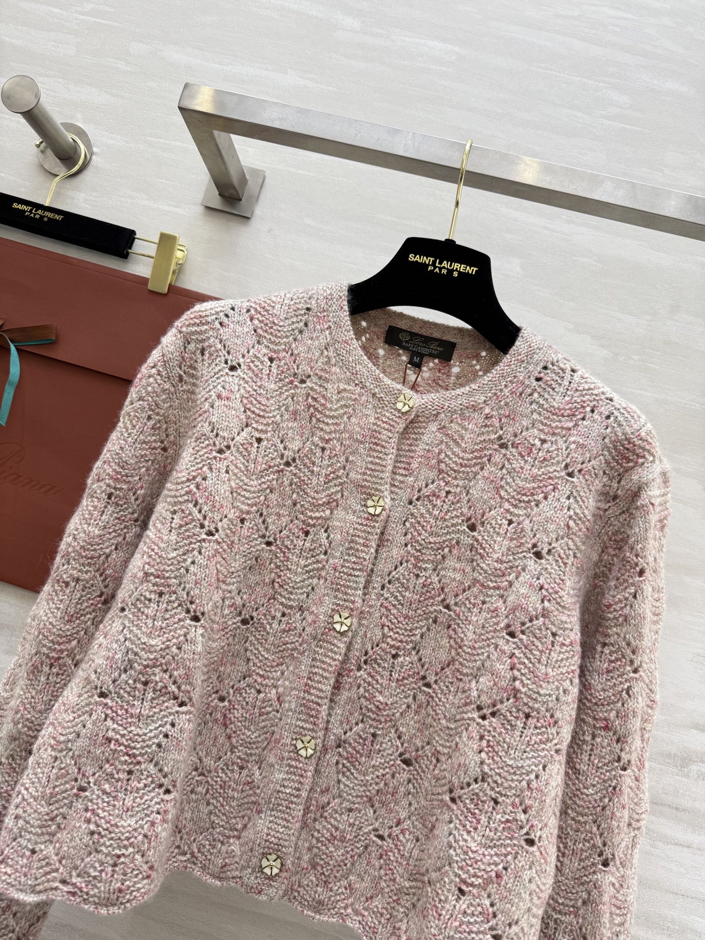 #Loro Pian♡²⁵早秋新款 粉色羊绒针织开衫 羊绒、真丝、亚麻混纺，柔软又透气 花线编织+镂空菱