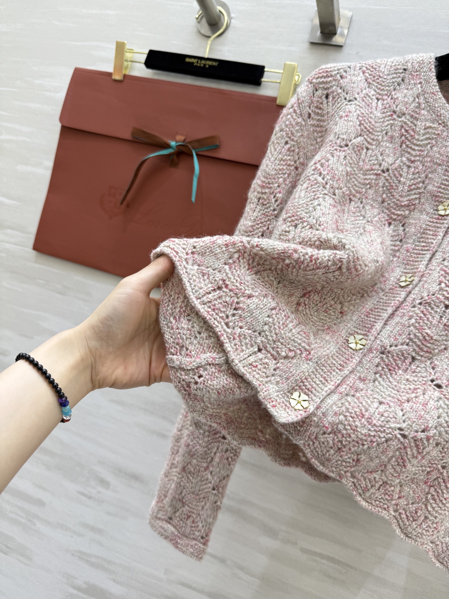 #Loro Pian♡²⁵早秋新款 粉色羊绒针织开衫 羊绒、真丝、亚麻混纺，柔软又透气 花线编织+镂空菱