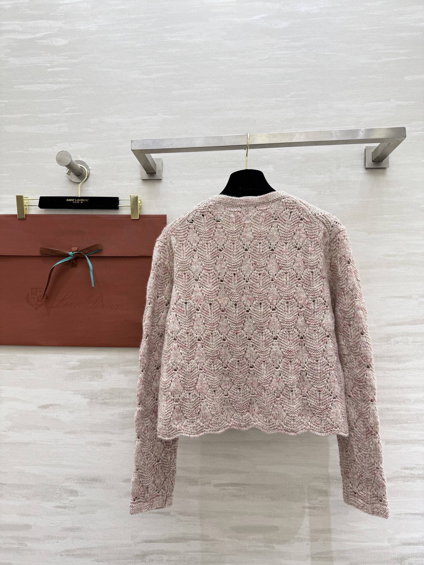 #Loro Pian♡²⁵早秋新款 粉色羊绒针织开衫 羊绒、真丝、亚麻混纺，柔软又透气 花线编织+镂空菱