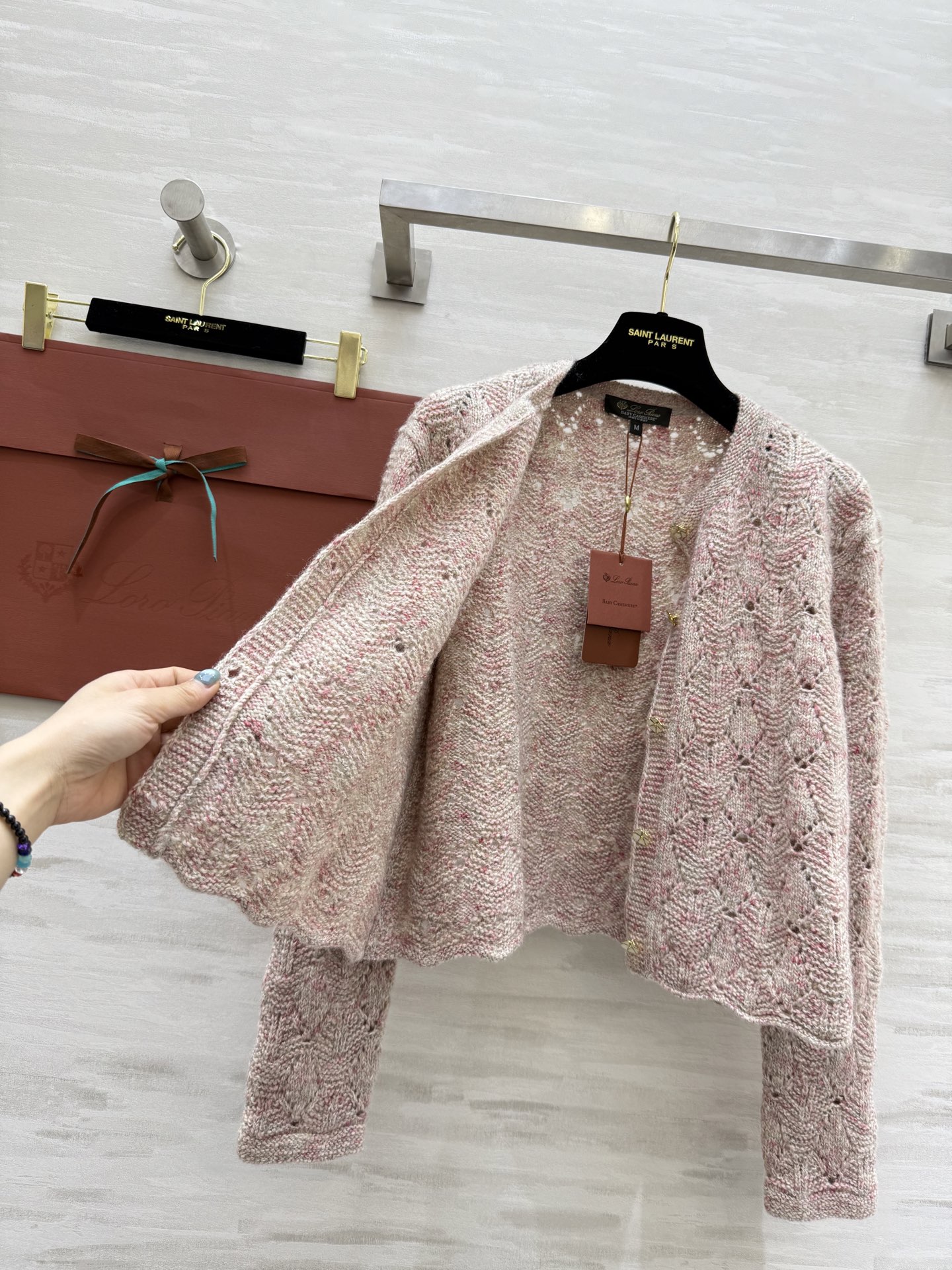 #Loro Pian♡²⁵早秋新款 粉色羊绒针织开衫 羊绒、真丝、亚麻混纺，柔软又透气 花线编织+镂空菱