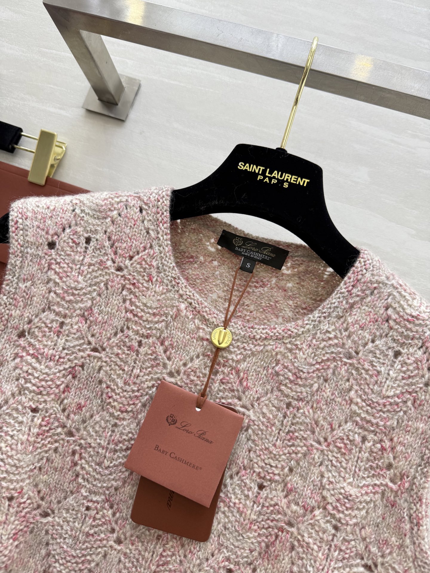 #Loro Pian♡²⁵早秋新款 粉色羊绒针织背心 羊绒、真丝、亚麻混纺，柔软又透气 花线编织+镂空菱