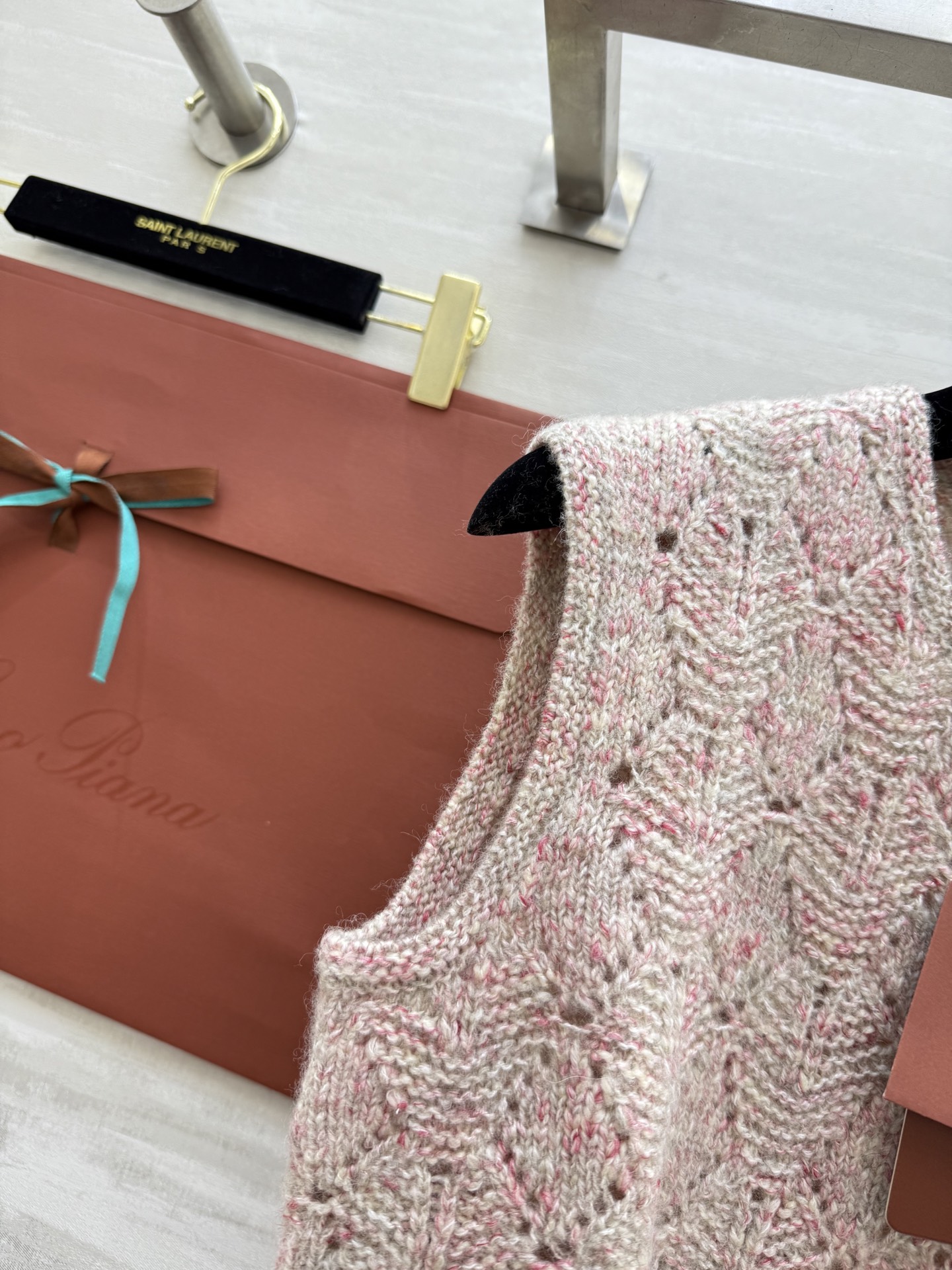 #Loro Pian♡²⁵早秋新款 粉色羊绒针织背心 羊绒、真丝、亚麻混纺，柔软又透气 花线编织+镂空菱