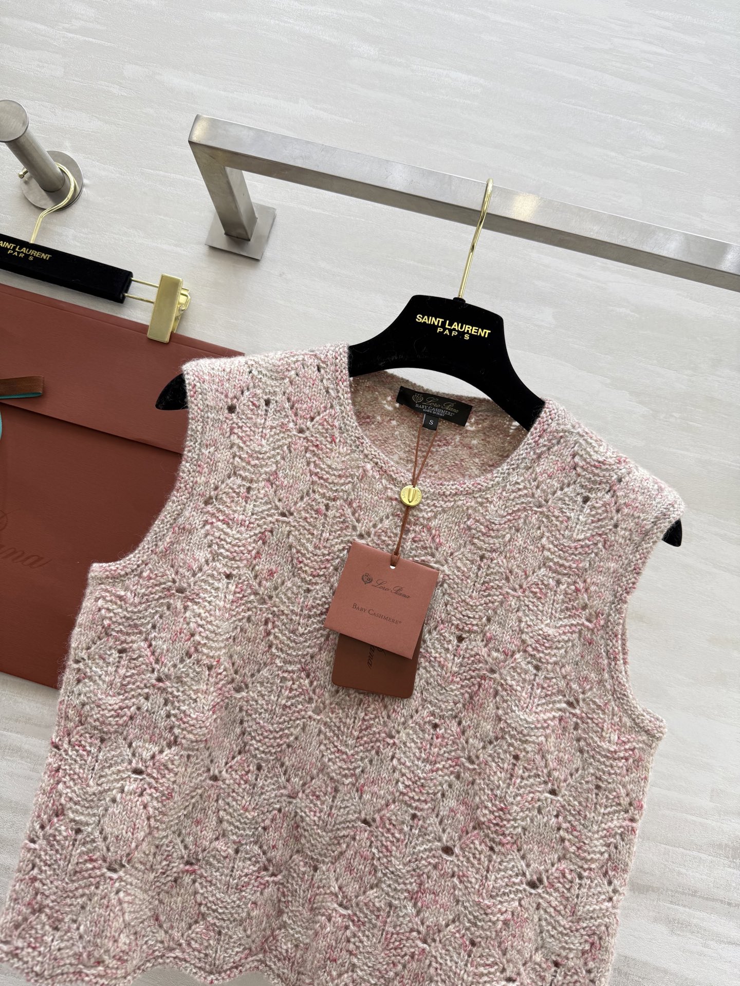 #Loro Pian♡²⁵早秋新款 粉色羊绒针织背心 羊绒、真丝、亚麻混纺，柔软又透气 花线编织+镂空菱