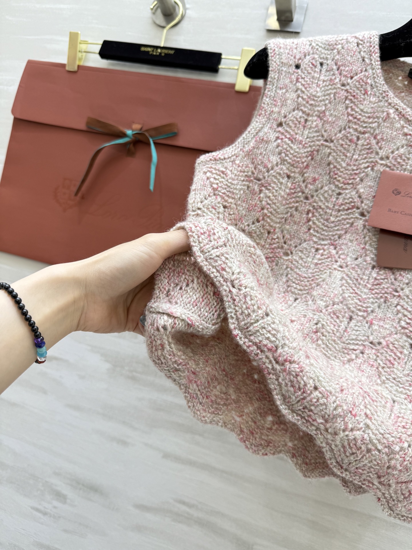 #Loro Pian♡²⁵早秋新款 粉色羊绒针织背心 羊绒、真丝、亚麻混纺，柔软又透气 花线编织+镂空菱