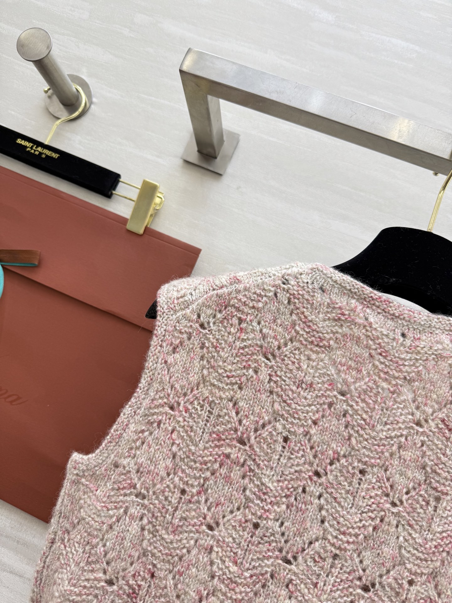 #Loro Pian♡²⁵早秋新款 粉色羊绒针织背心 羊绒、真丝、亚麻混纺，柔软又透气 花线编织+镂空菱