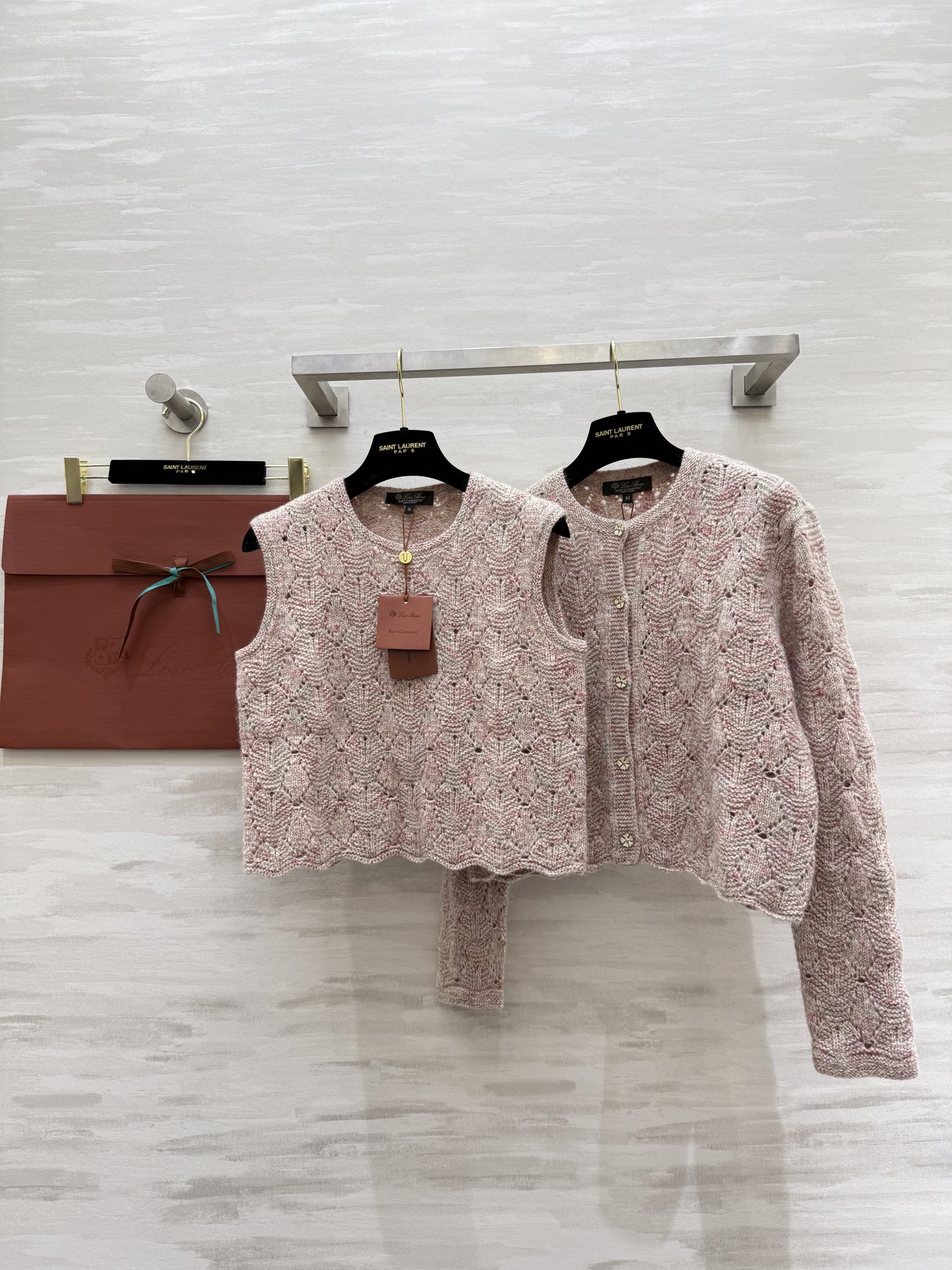 #Loro Pian♡²⁵早秋新款 粉色羊绒针织背心 羊绒、真丝、亚麻混纺，柔软又透气 花线编织+镂空菱