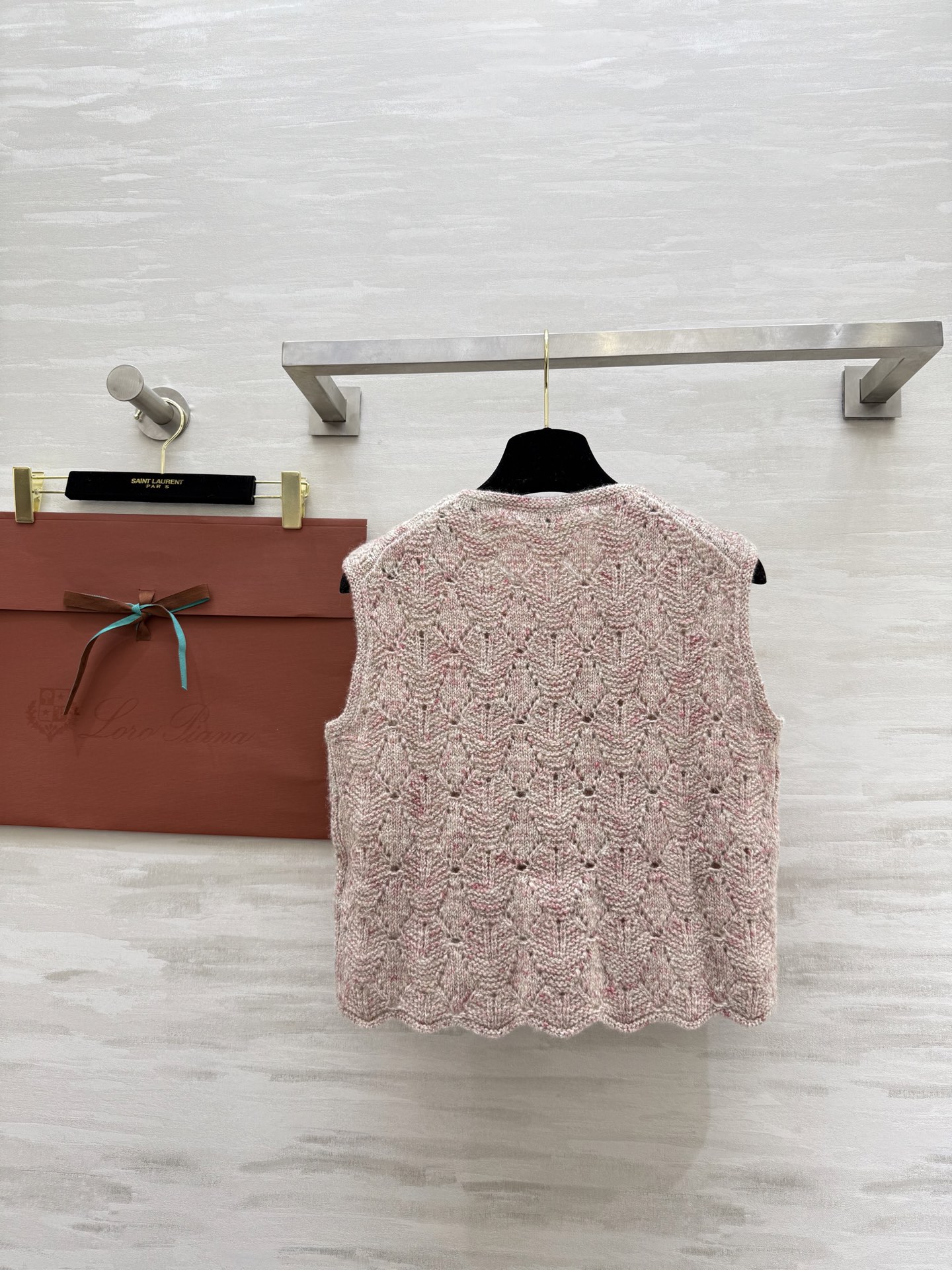 #Loro Pian♡²⁵早秋新款 粉色羊绒针织背心 羊绒、真丝、亚麻混纺，柔软又透气 花线编织+镂空菱