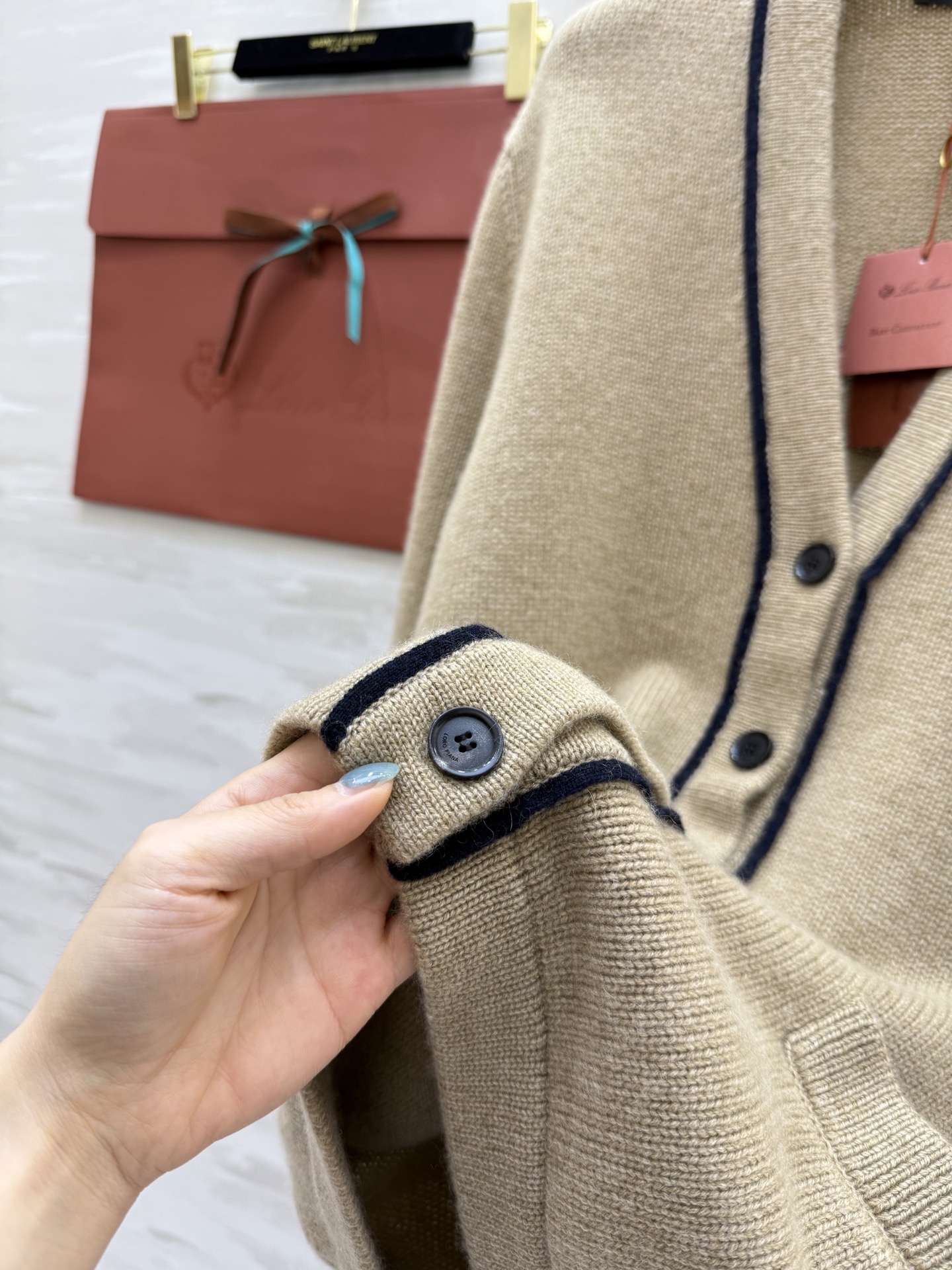 #Loro Pian♡²⁵FW 深圳秋冬首发订货会 撞色饰边V领单排扣羊绒罩衫 100%Baby Cas