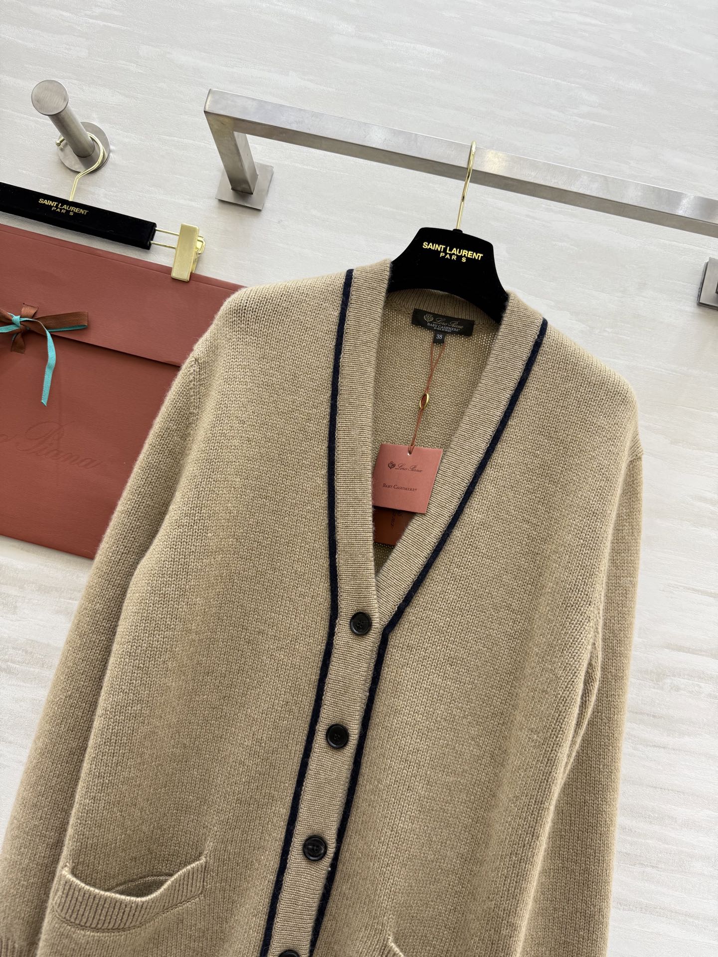 #Loro Pian♡²⁵FW 深圳秋冬首发订货会 撞色饰边V领单排扣羊绒罩衫 100%Baby Cas