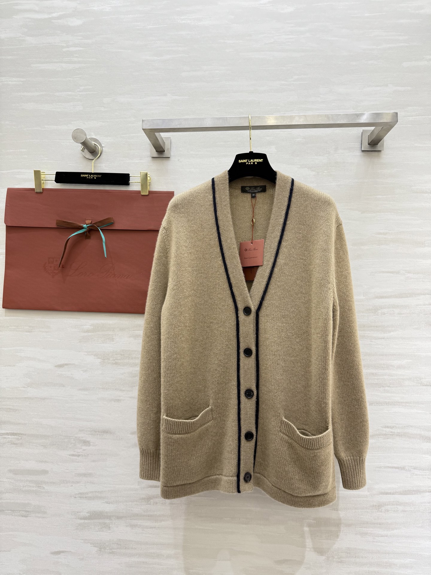 #Loro Pian♡²⁵FW 深圳秋冬首发订货会 撞色饰边V领单排扣羊绒罩衫 100%Baby Cas