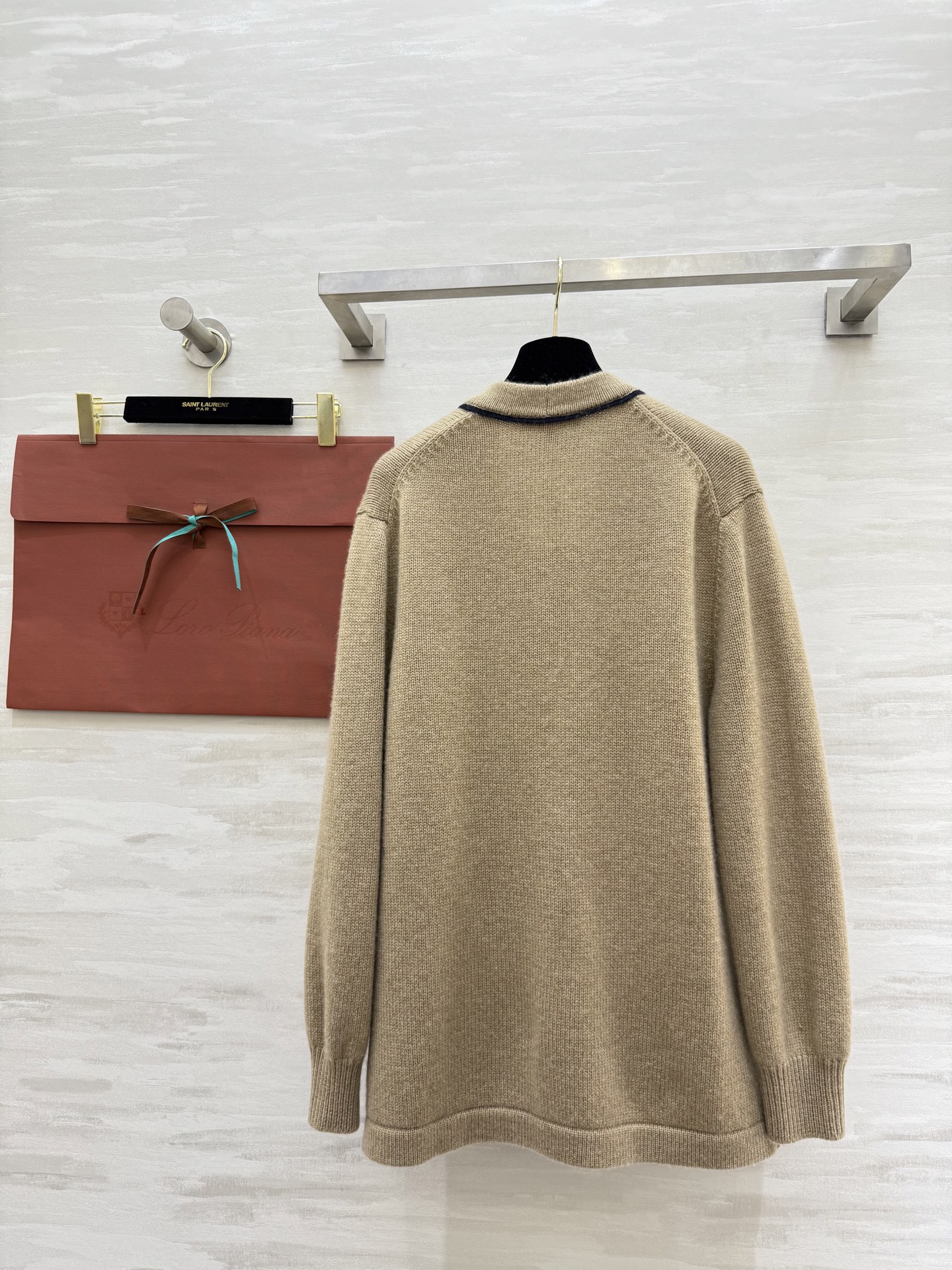 #Loro Pian♡²⁵FW 深圳秋冬首发订货会 撞色饰边V领单排扣羊绒罩衫 100%Baby Cas