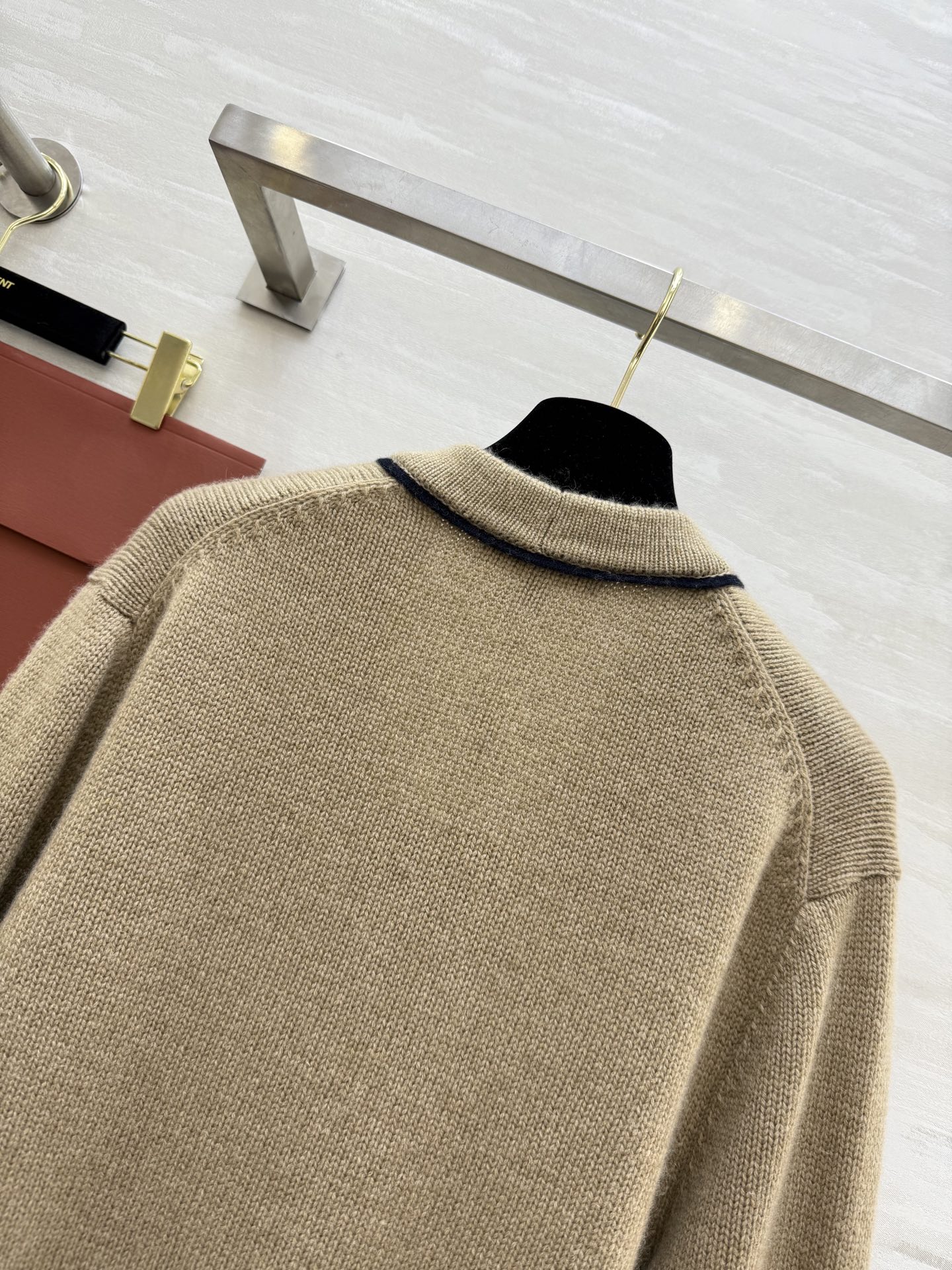 #Loro Pian♡²⁵FW 深圳秋冬首发订货会 撞色饰边V领单排扣羊绒罩衫 100%Baby Cas