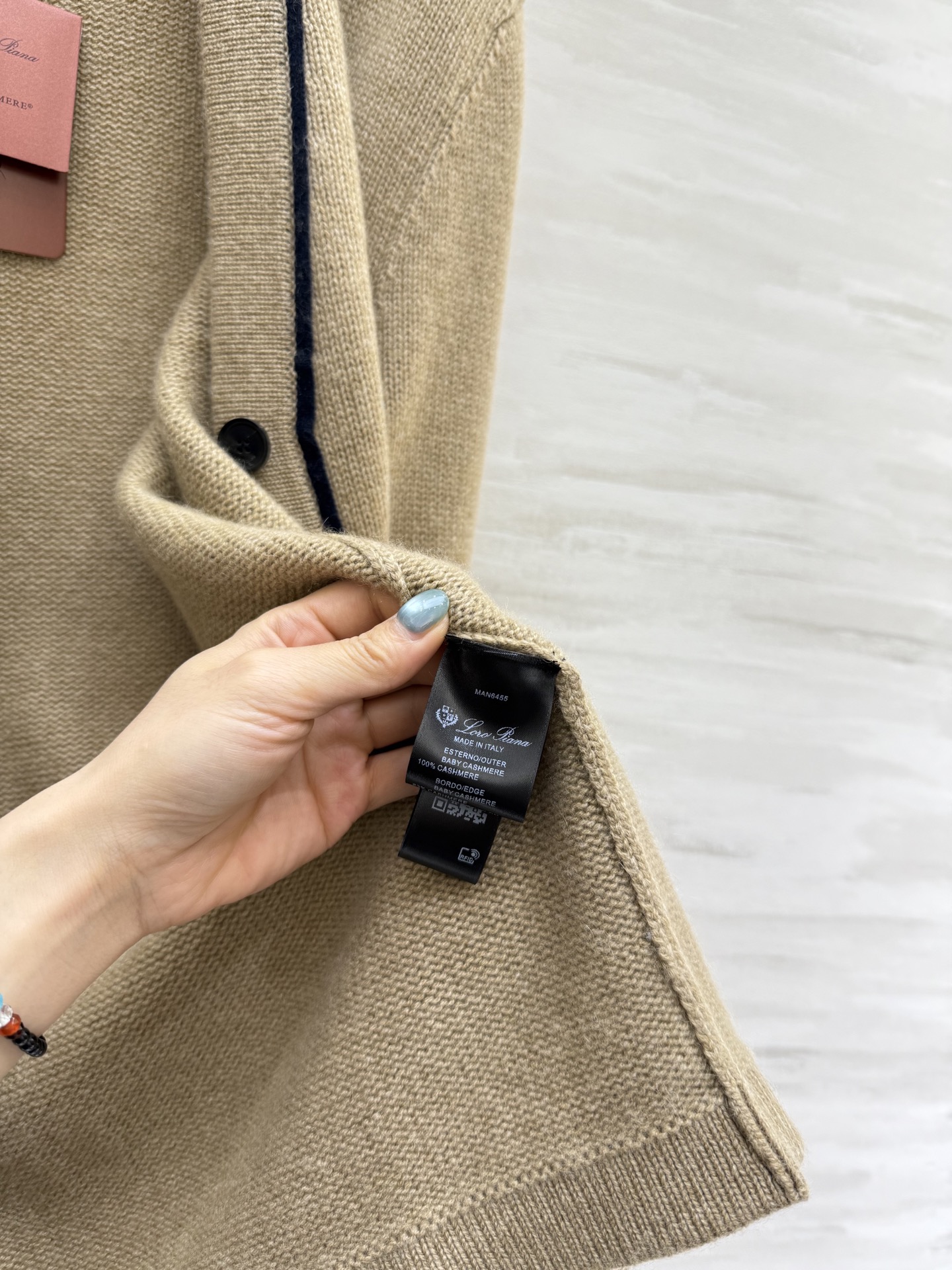 #Loro Pian♡²⁵FW 深圳秋冬首发订货会 撞色饰边V领单排扣羊绒罩衫 100%Baby Cas