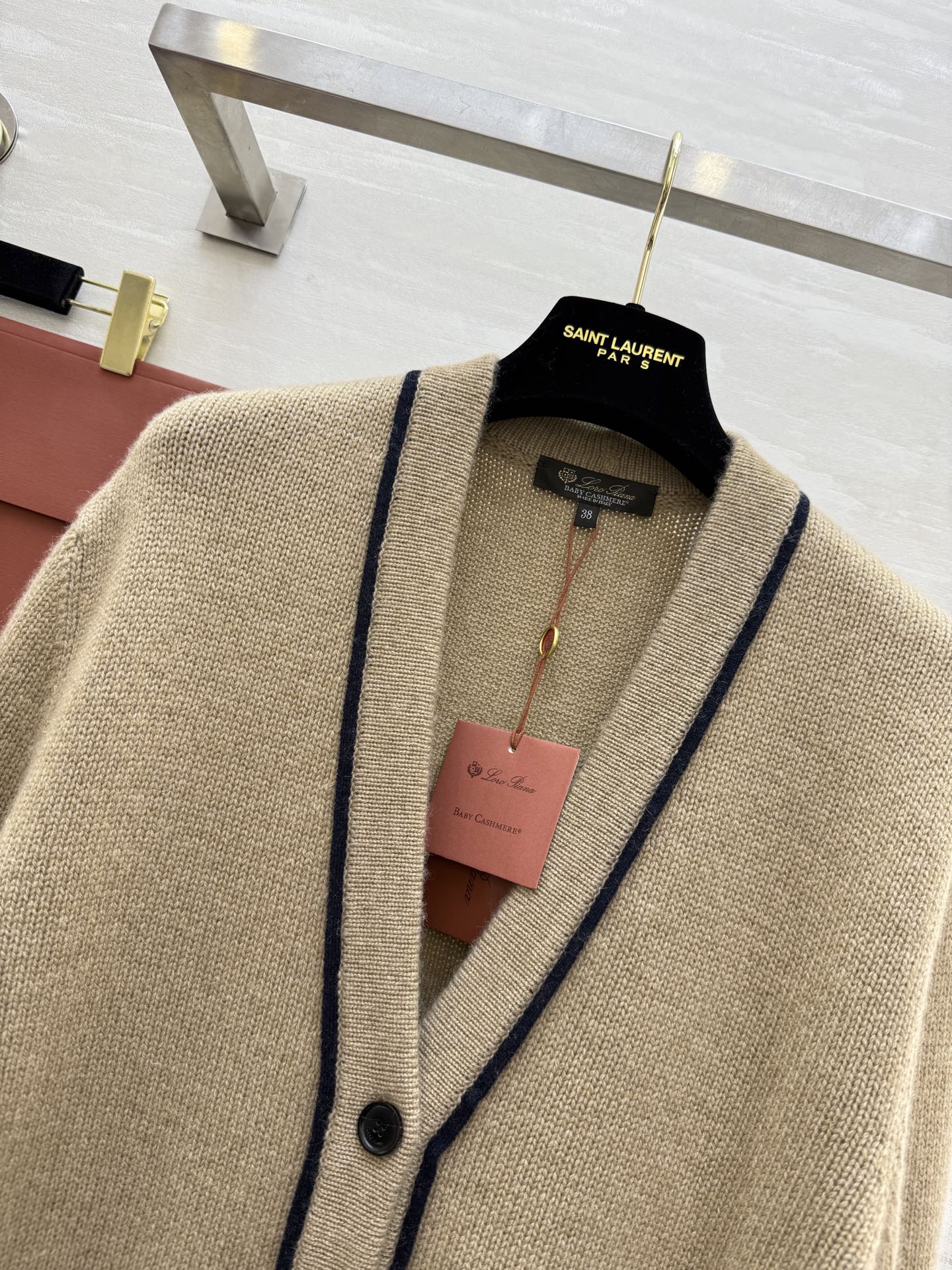 #Loro Pian♡²⁵FW 深圳秋冬首发订货会 撞色饰边V领单排扣羊绒罩衫 100%Baby Cas